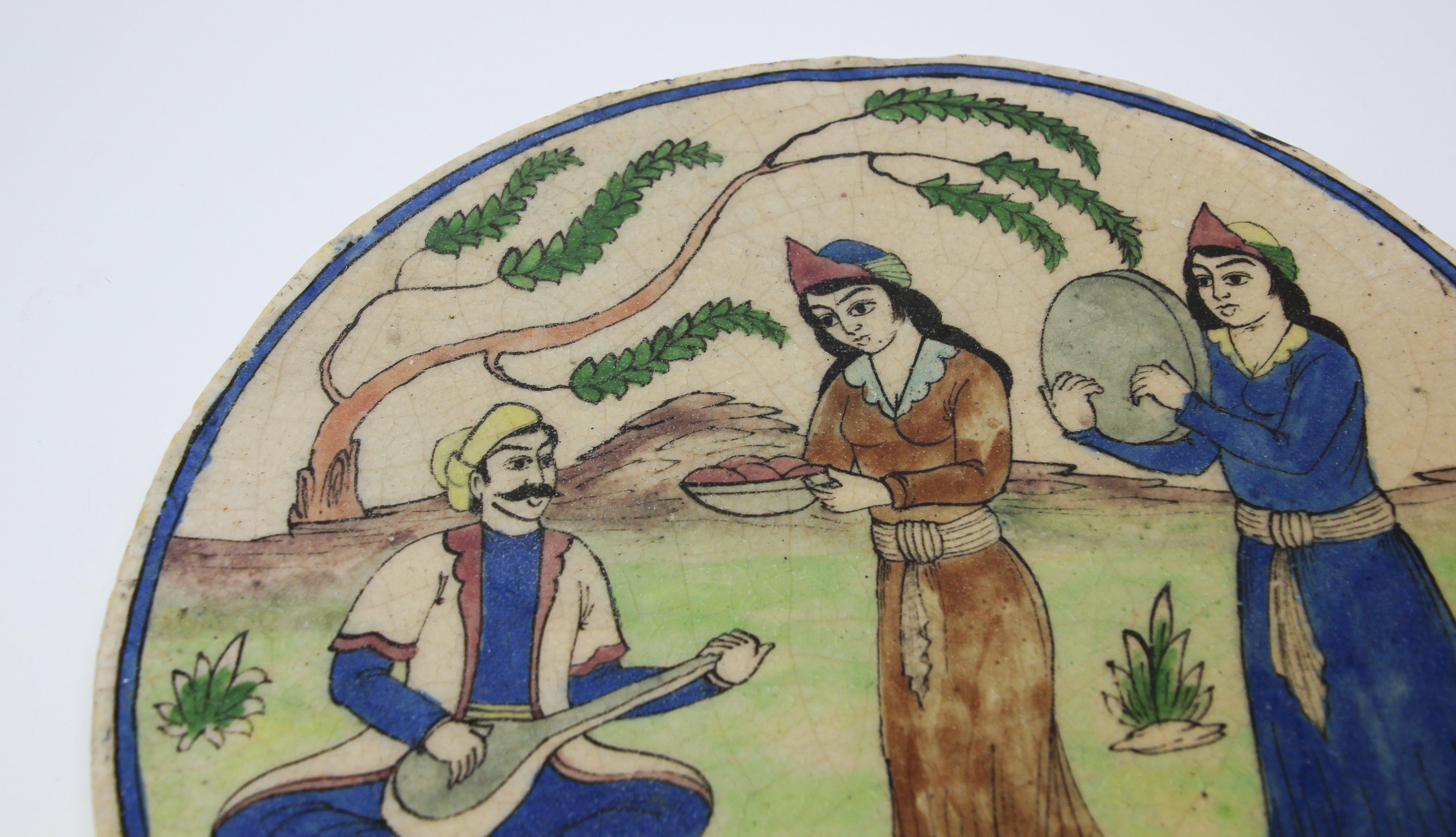 Antike kreisförmige dekorative Qajar-Fliesen aus dem 19. (Handbemalt) im Angebot
