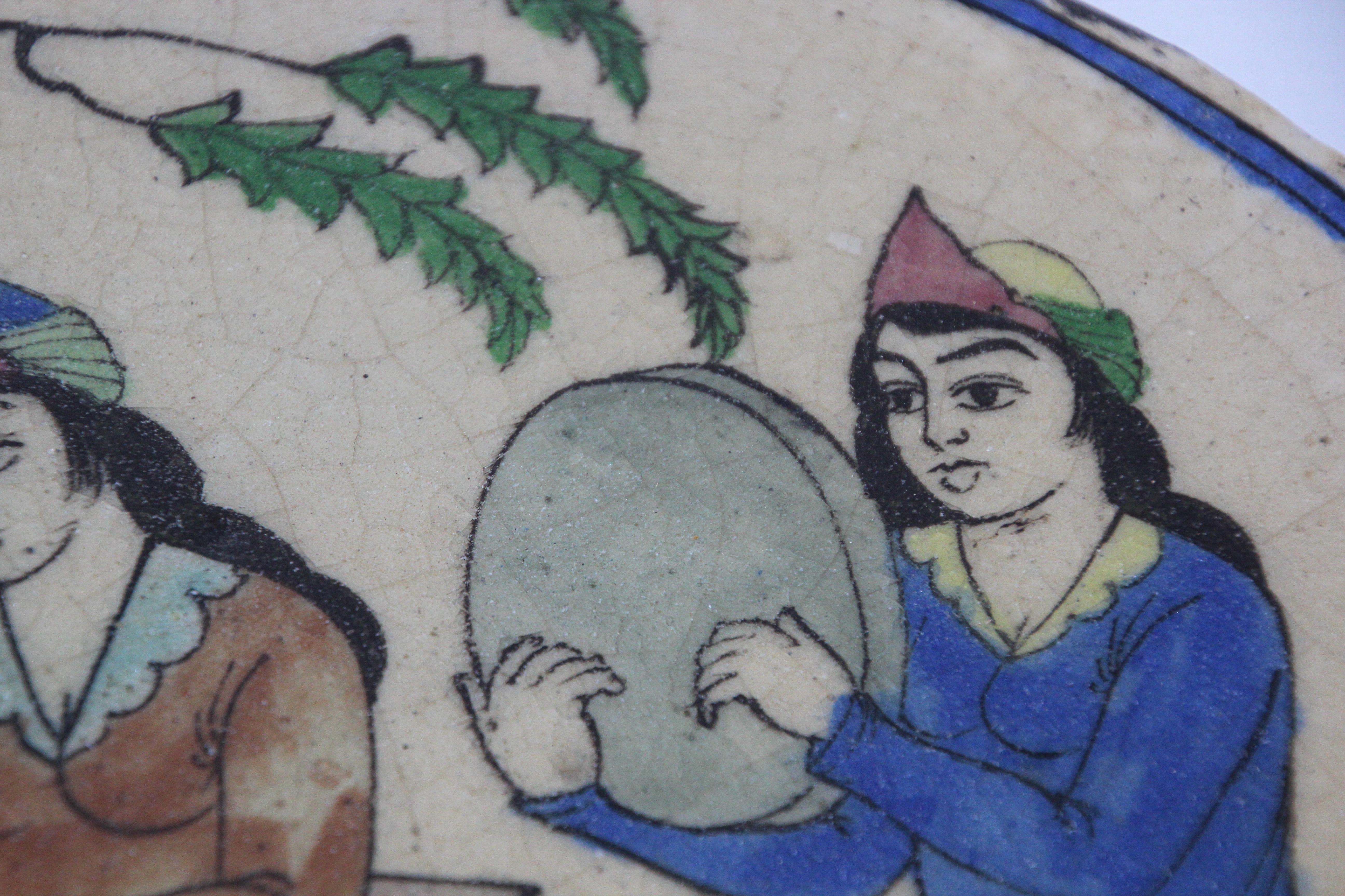 Antike kreisförmige dekorative Qajar-Fliesen aus dem 19. (Keramik) im Angebot
