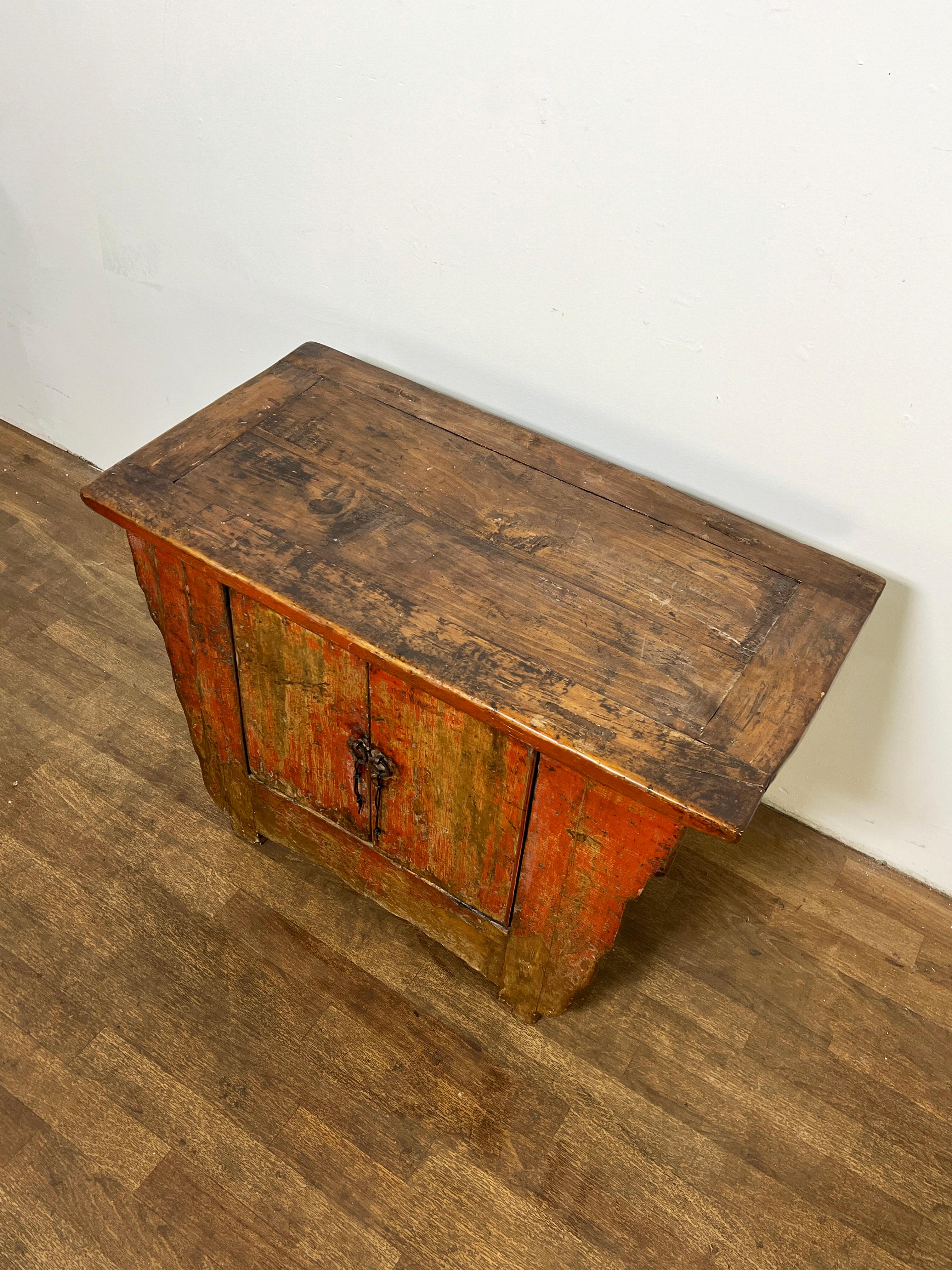 Antique 19th Century Qing Dynasty Altar Cabinet From Gansu Province In Good Condition For Sale In Peabody, MA
