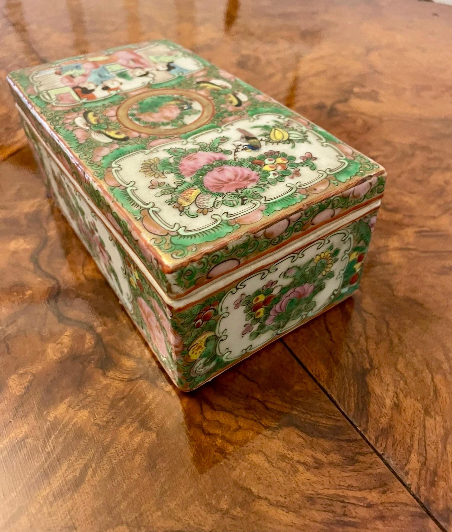 Antique 19th Century Quality Chinese Famille Rose Canton Lidded Pen Box For Sale 8