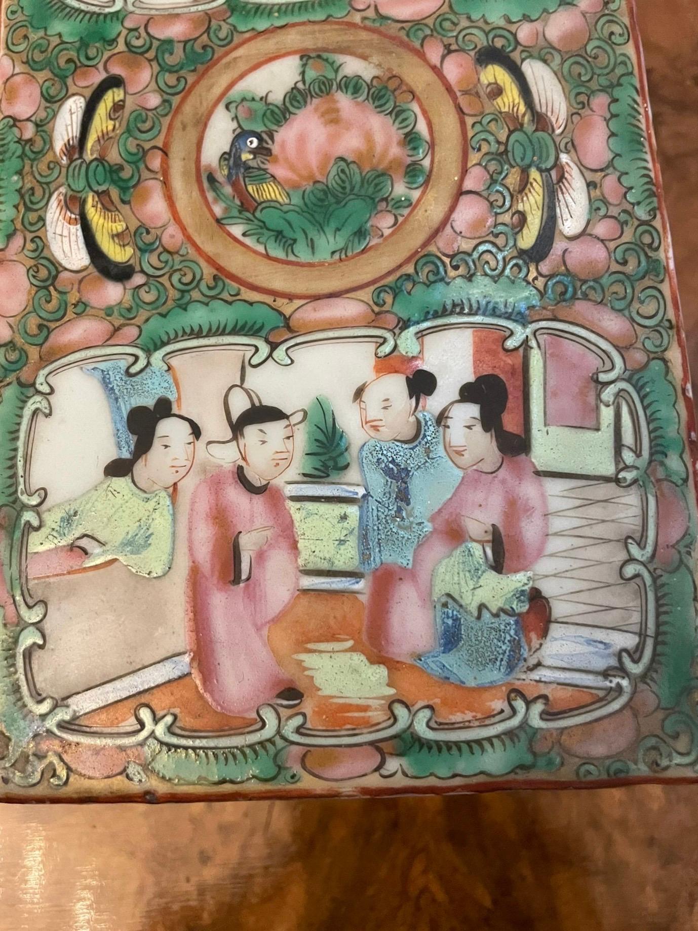Antike chinesische Famille-Rose-Canton- Stiftschachtel mit Deckel aus dem 19. Jahrhundert im Angebot 2