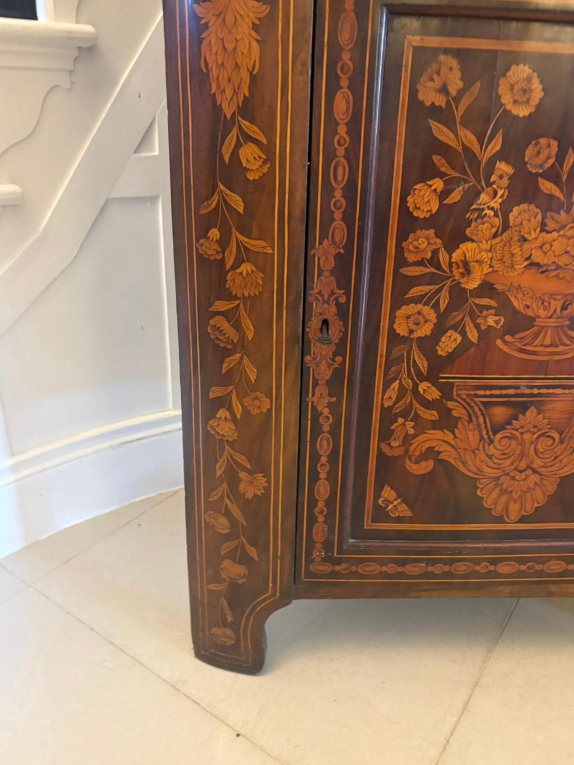 Ancienne armoire d'angle en marqueterie hollandaise de qualité du 19e siècle en vente 1