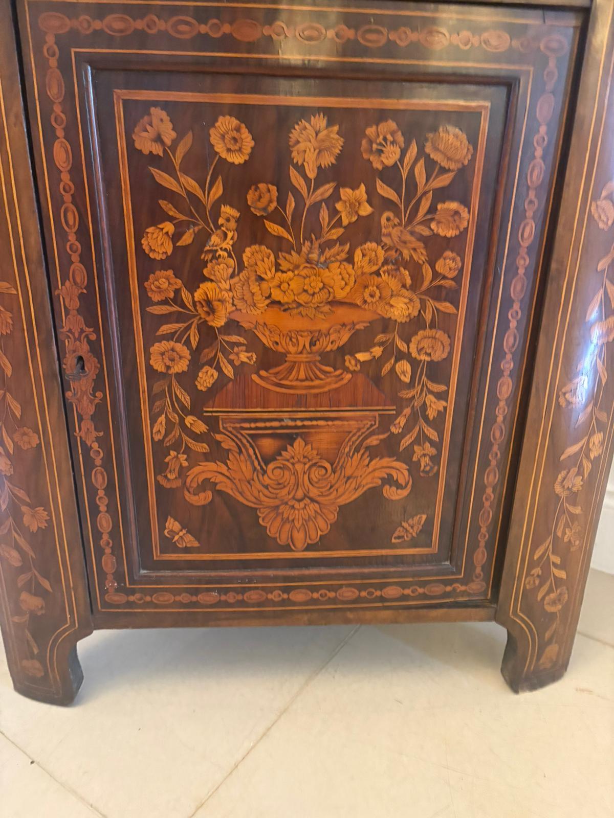 Ancienne armoire d'angle en marqueterie hollandaise de qualité du 19e siècle en vente 2