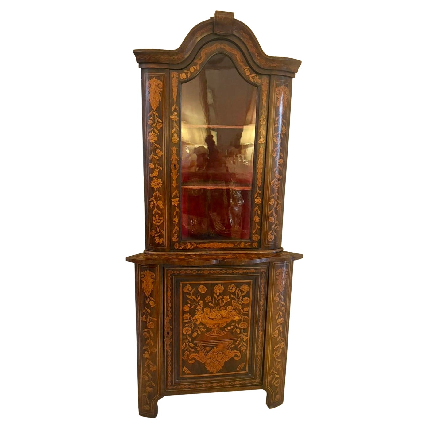 Ancienne armoire d'angle en marqueterie hollandaise de qualité du 19e siècle