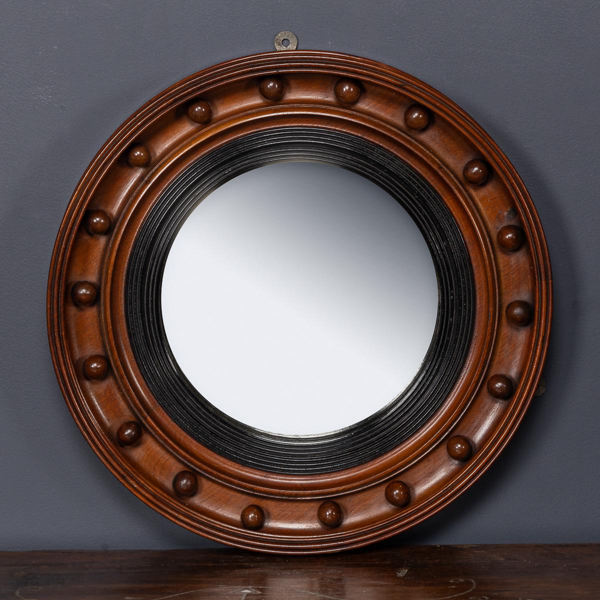 Ancien miroir convexe en acajou et ébène encadré de style Régence du 19ème siècle. Dix-huit sphères en bois décorent le cadre qui l'entoure. Un superbe ajout à tout intérieur, qu'il soit traditionnel, du milieu du siècle ou moderne. 

CONDITION
En