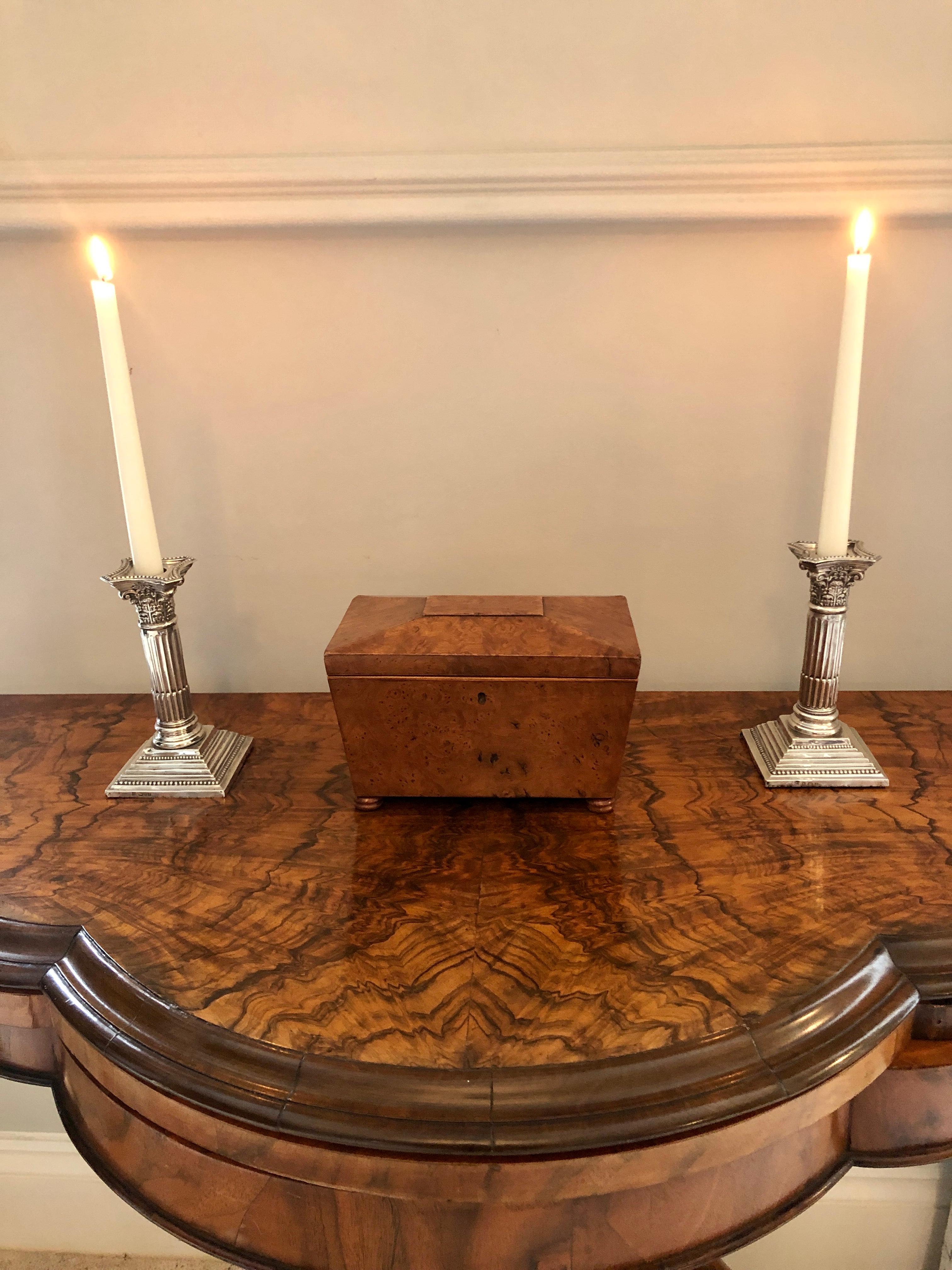 Antigua Regencia  Caja de té de olmo con un labio en forma de sarcófago que se levanta para revelar dos compartimentos con tapa y pomos torneados originales.

El color y la pátina son sorprendentes.

H 12,5 cm
An 21,5 cm
D 13 cm

1820
