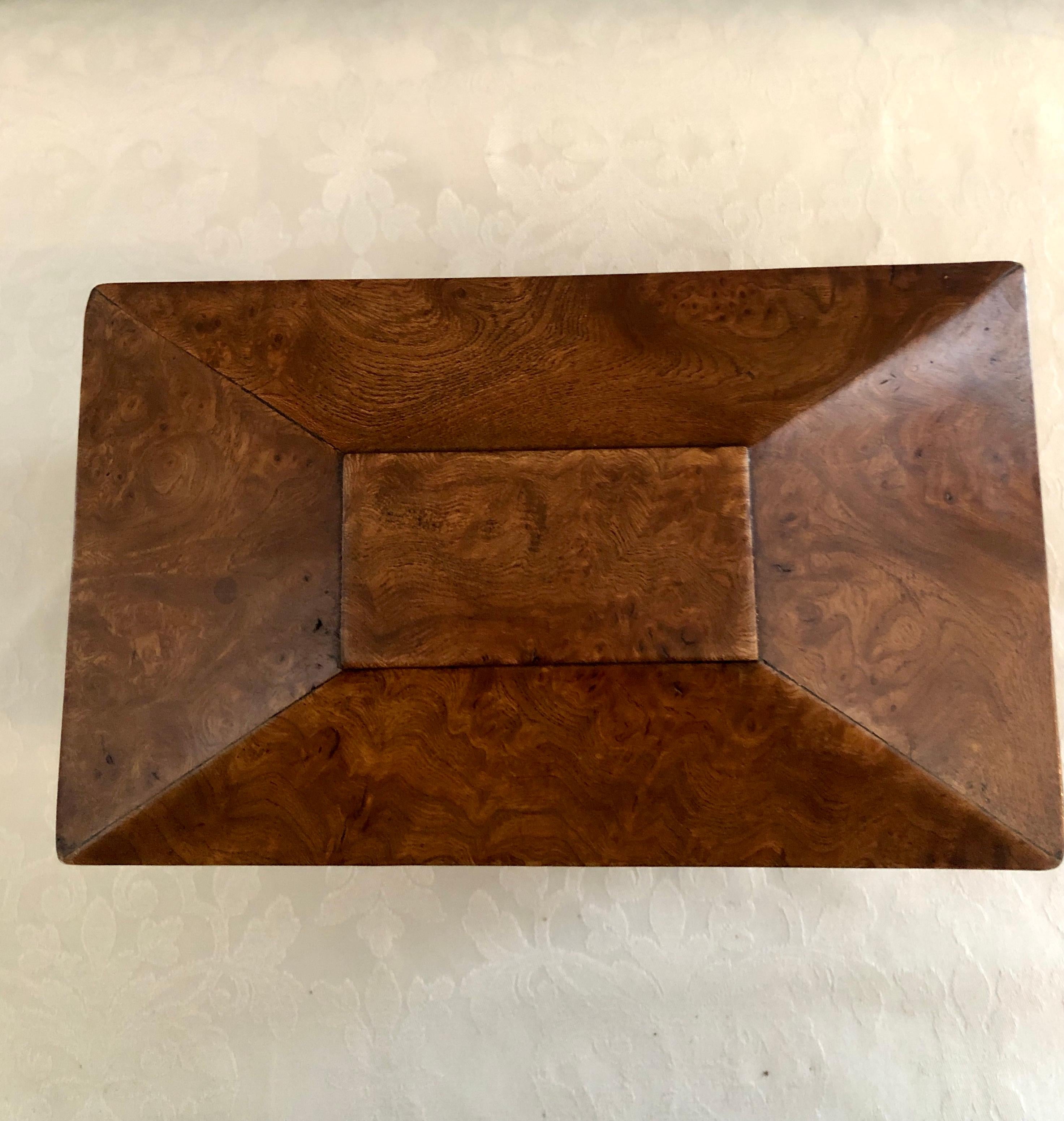 Antiguo Sarcófago con Forma de Regencia del Siglo XIX  Caja de té de olmo siglo XIX en venta
