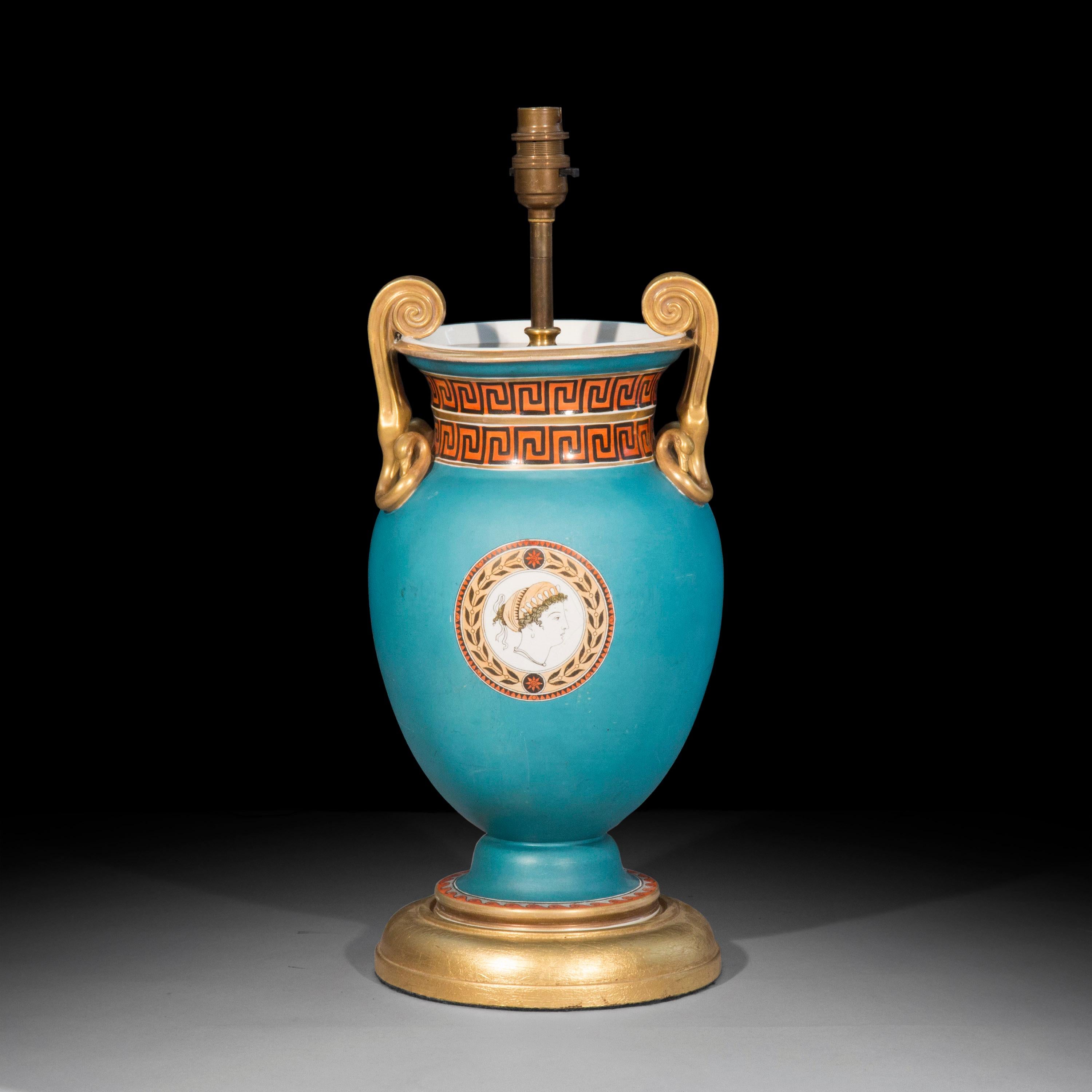 Un vase Grand Tour très décoratif d'après un design de Thomas Hope, monté en lampe de table, en porcelaine avec un fond turquoise mat et des ornements classiques émaillés.
Anglais, début du 19e siècle.

Pourquoi nous l'aimons
Une lampe de table