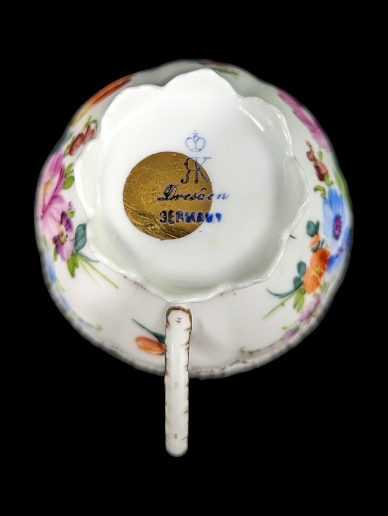 Antike 19. Jahrhundert Richard Klemm Dresden Porcelain Floral Teacup & Untertasse im Zustand „Hervorragend“ in New Milford, CT