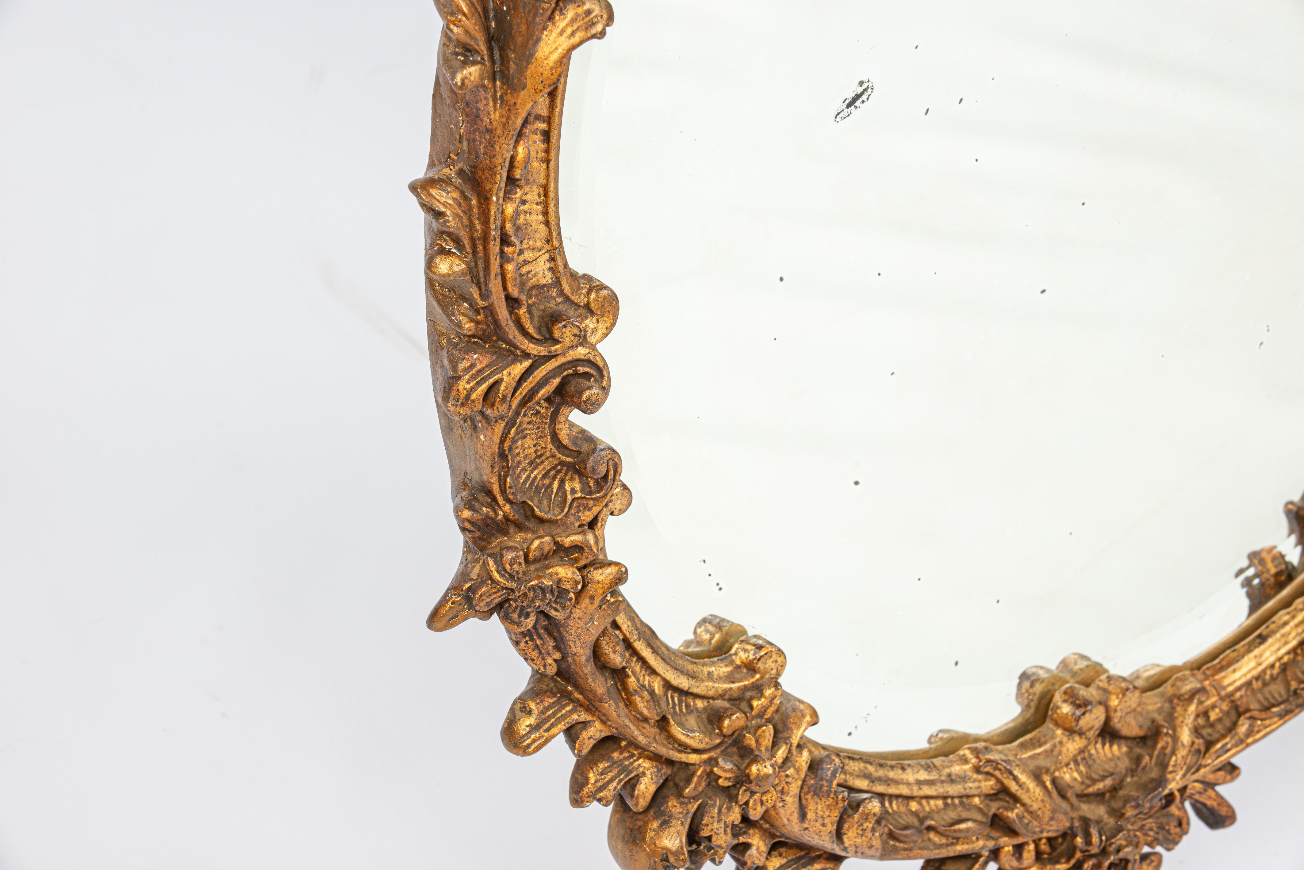 Antique 19th century round or circular gold leaf gilt French Rococo mirror In Good Condition For Sale In Casteren, NL