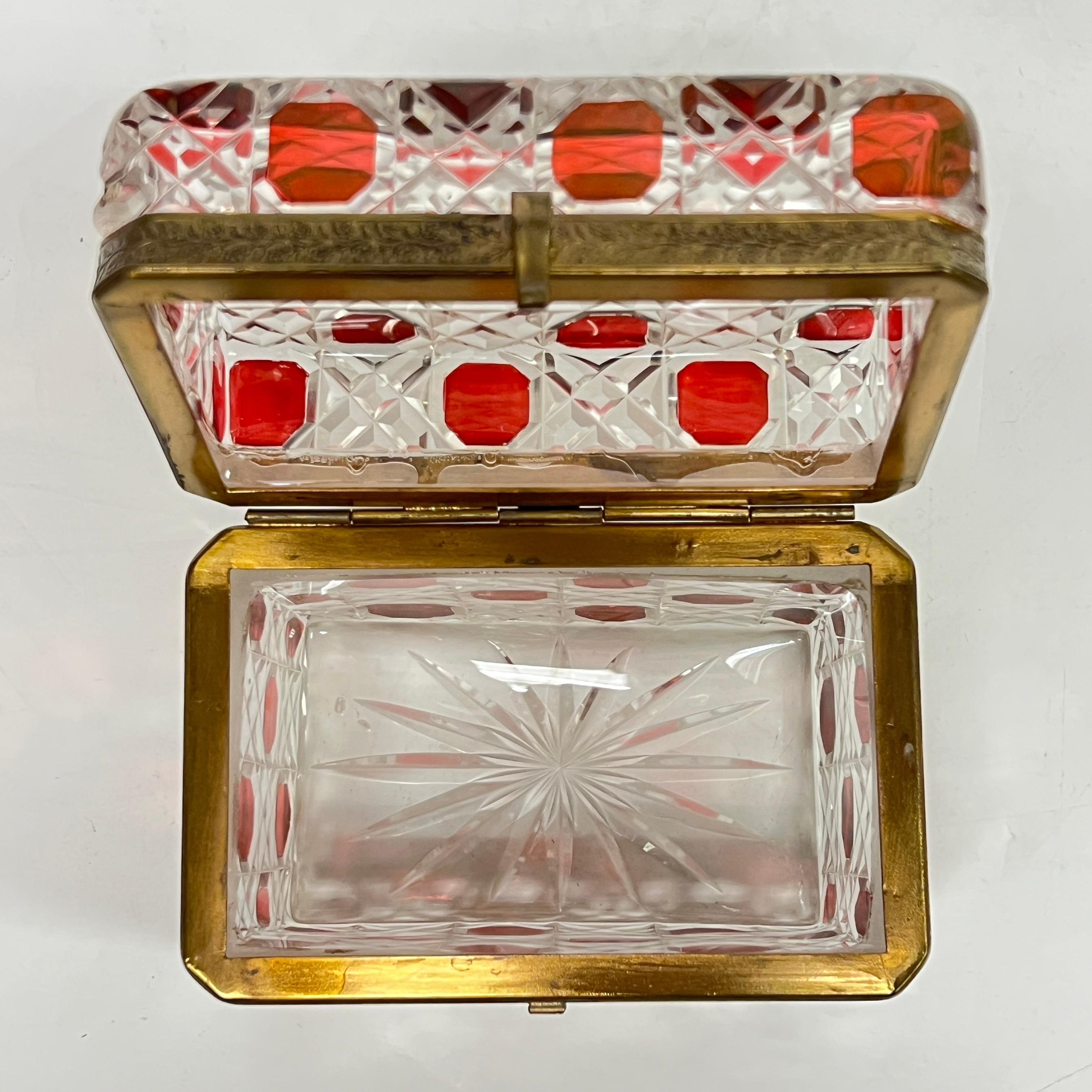 Boîte à bijoux / coffret ancien du 19ème siècle en verre taillé rouge rubis flashé en vente 3