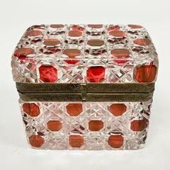 Antiguo joyero / cofre del siglo XIX de vidrio tallado rojo rubí destellado