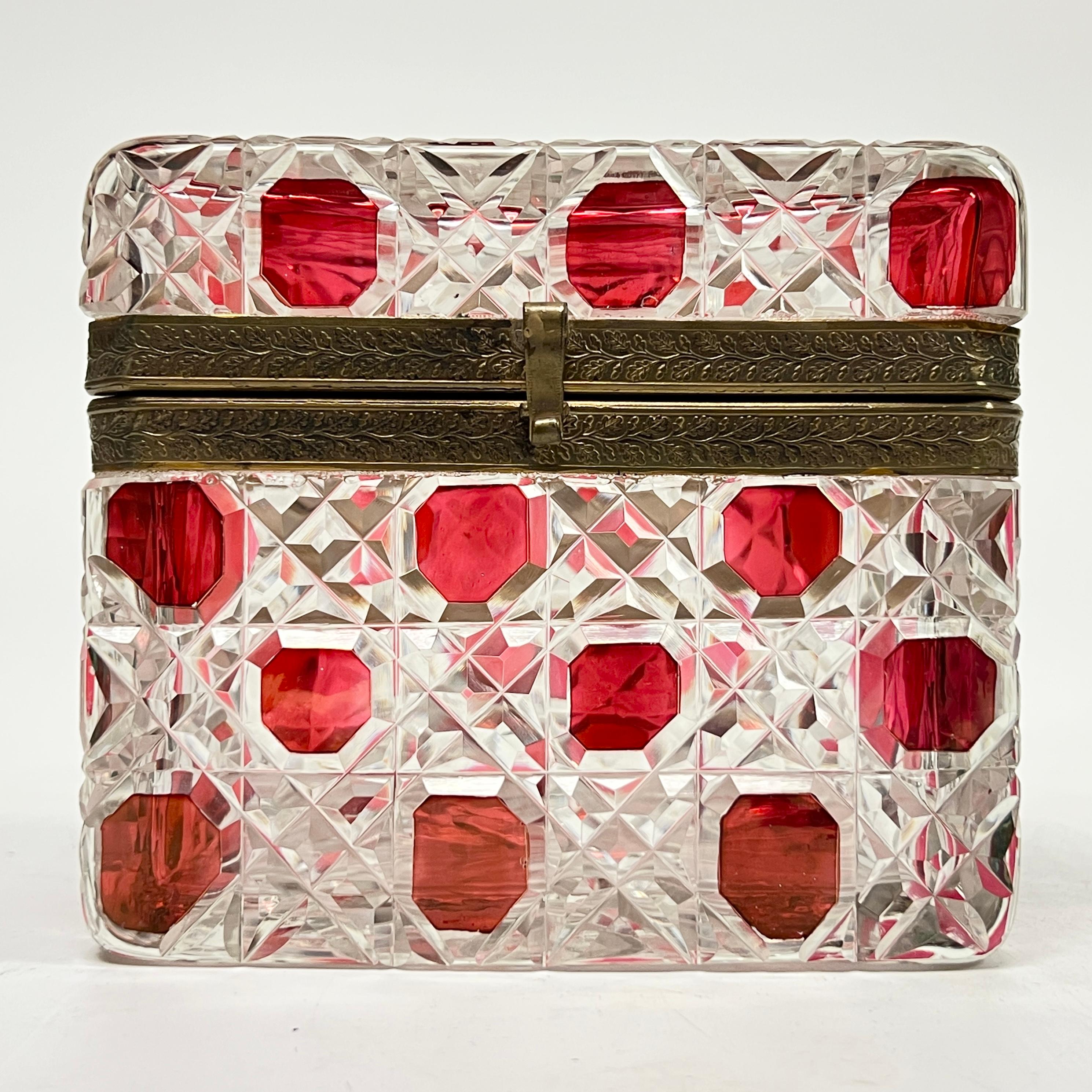 Français Boîte à bijoux / coffret ancien du 19ème siècle en verre taillé rouge rubis flashé en vente