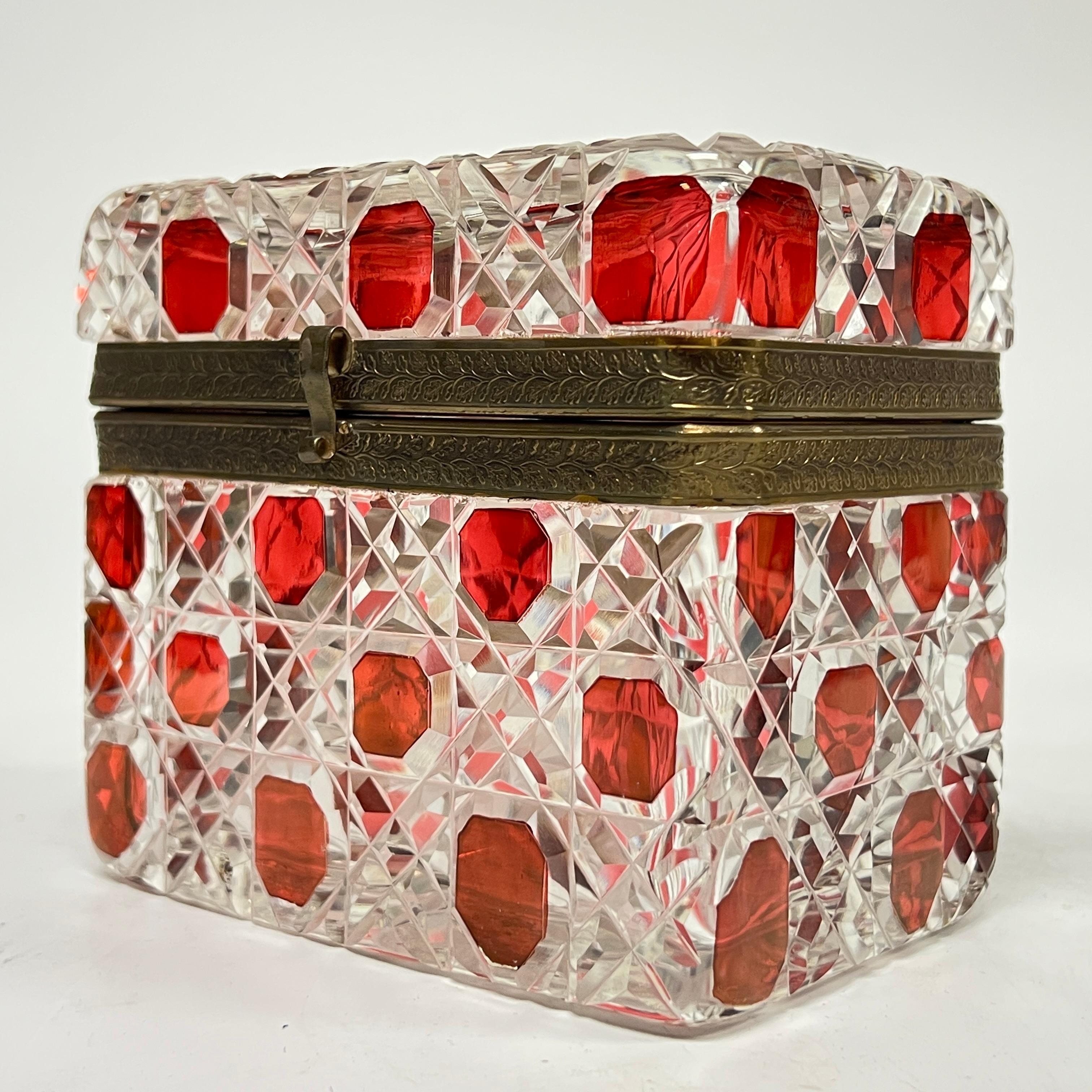 Gravé Boîte à bijoux / coffret ancien du 19ème siècle en verre taillé rouge rubis flashé en vente
