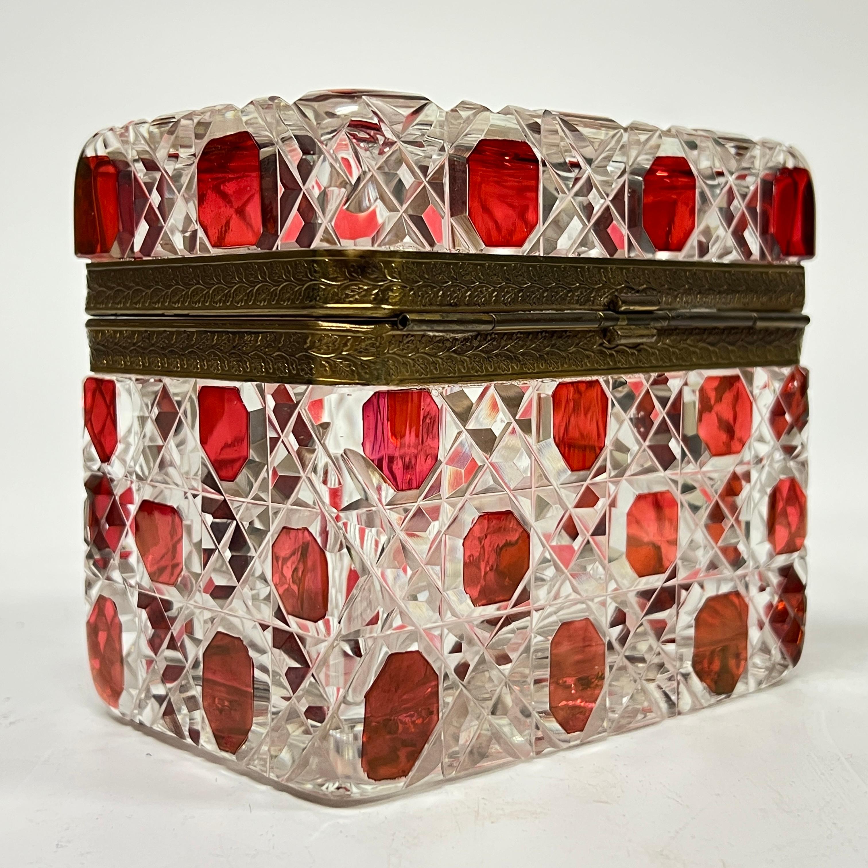 Boîte à bijoux / coffret ancien du 19ème siècle en verre taillé rouge rubis flashé Bon état - En vente à New York, NY