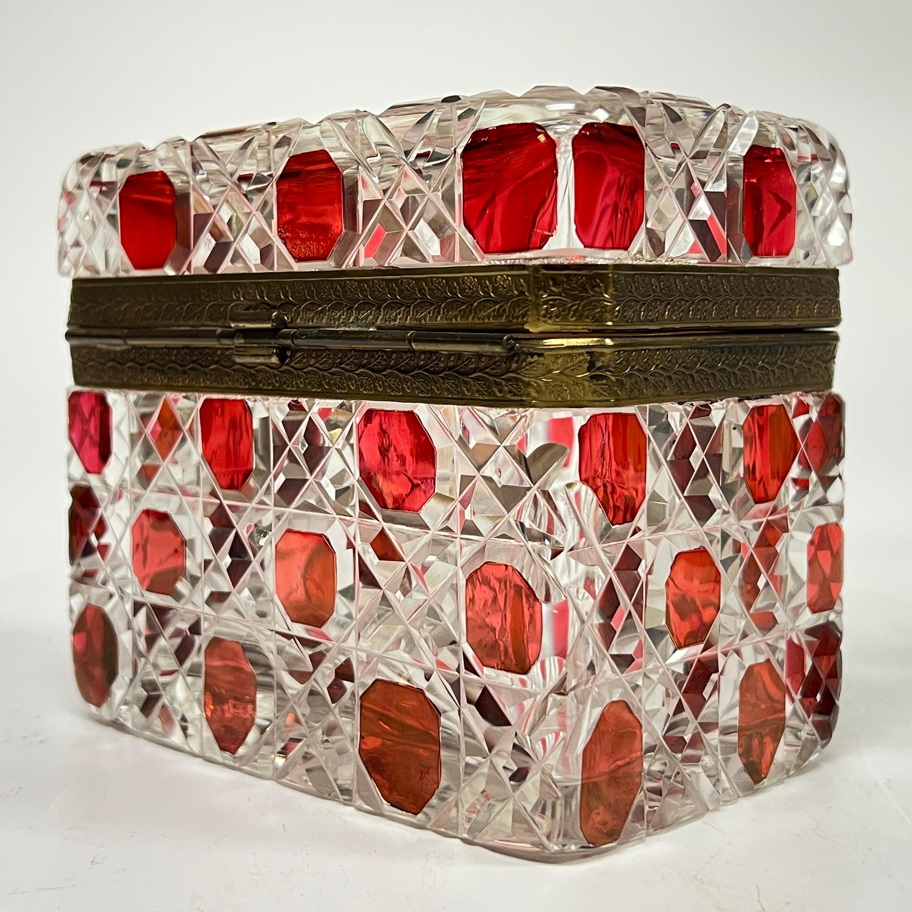 XIXe siècle Boîte à bijoux / coffret ancien du 19ème siècle en verre taillé rouge rubis flashé en vente