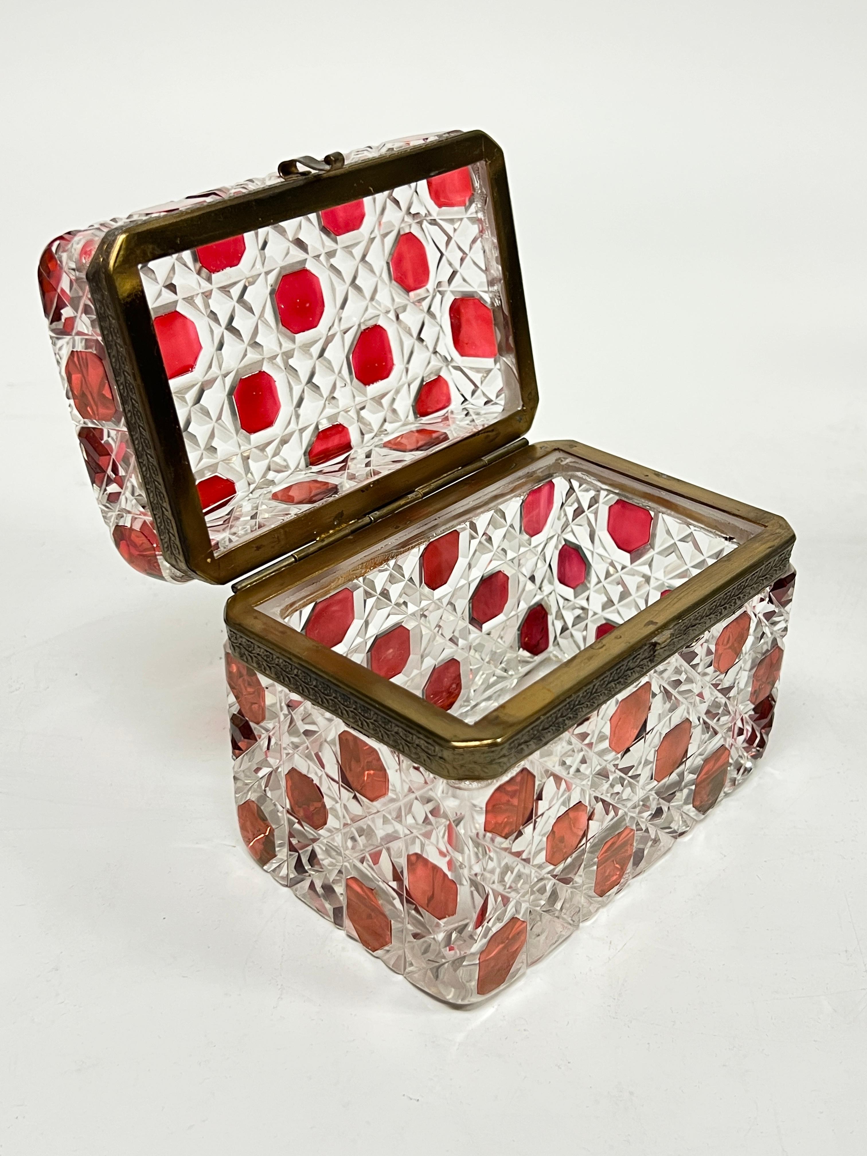 Verre taillé Boîte à bijoux / coffret ancien du 19ème siècle en verre taillé rouge rubis flashé en vente