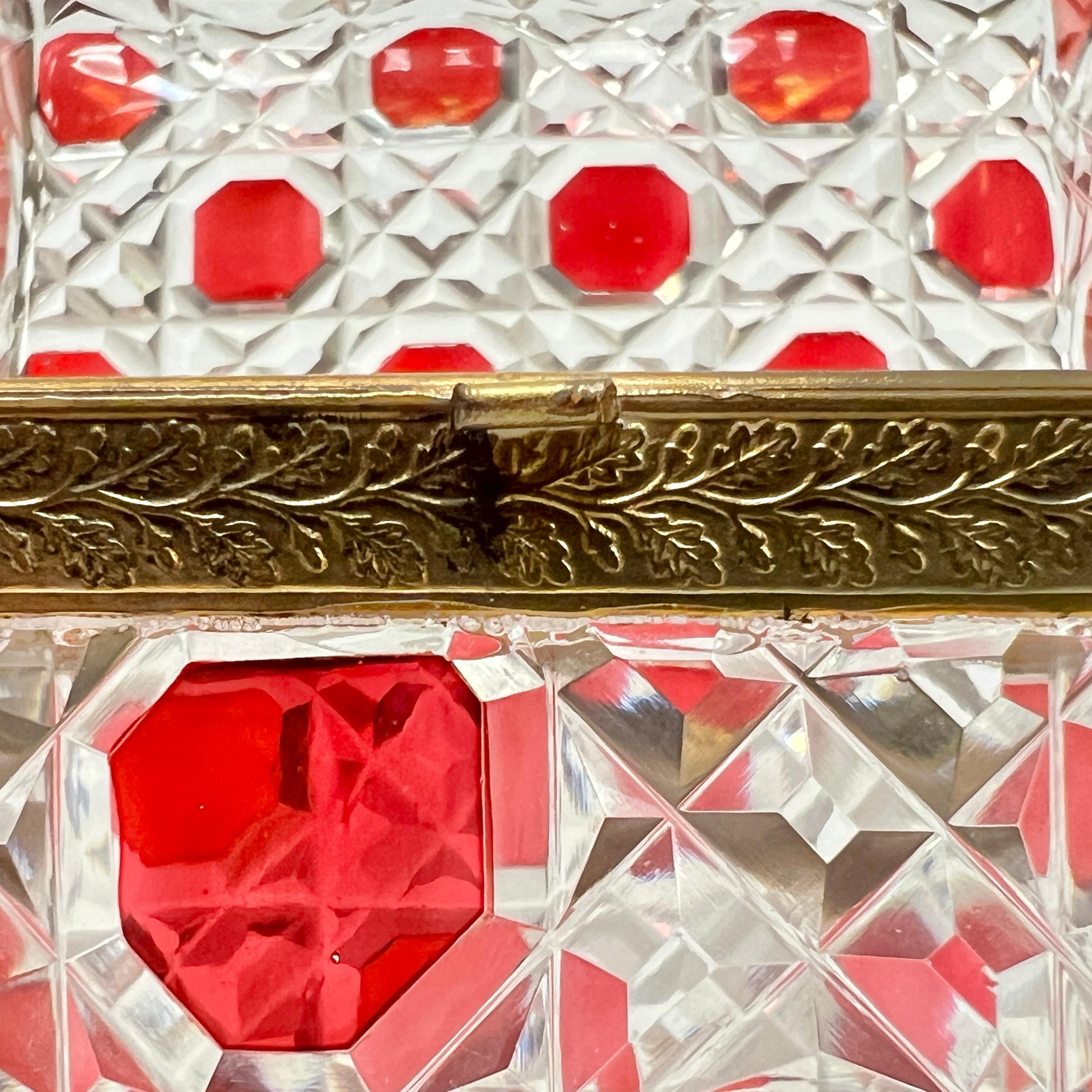 Boîte à bijoux / coffret ancien du 19ème siècle en verre taillé rouge rubis flashé en vente 1