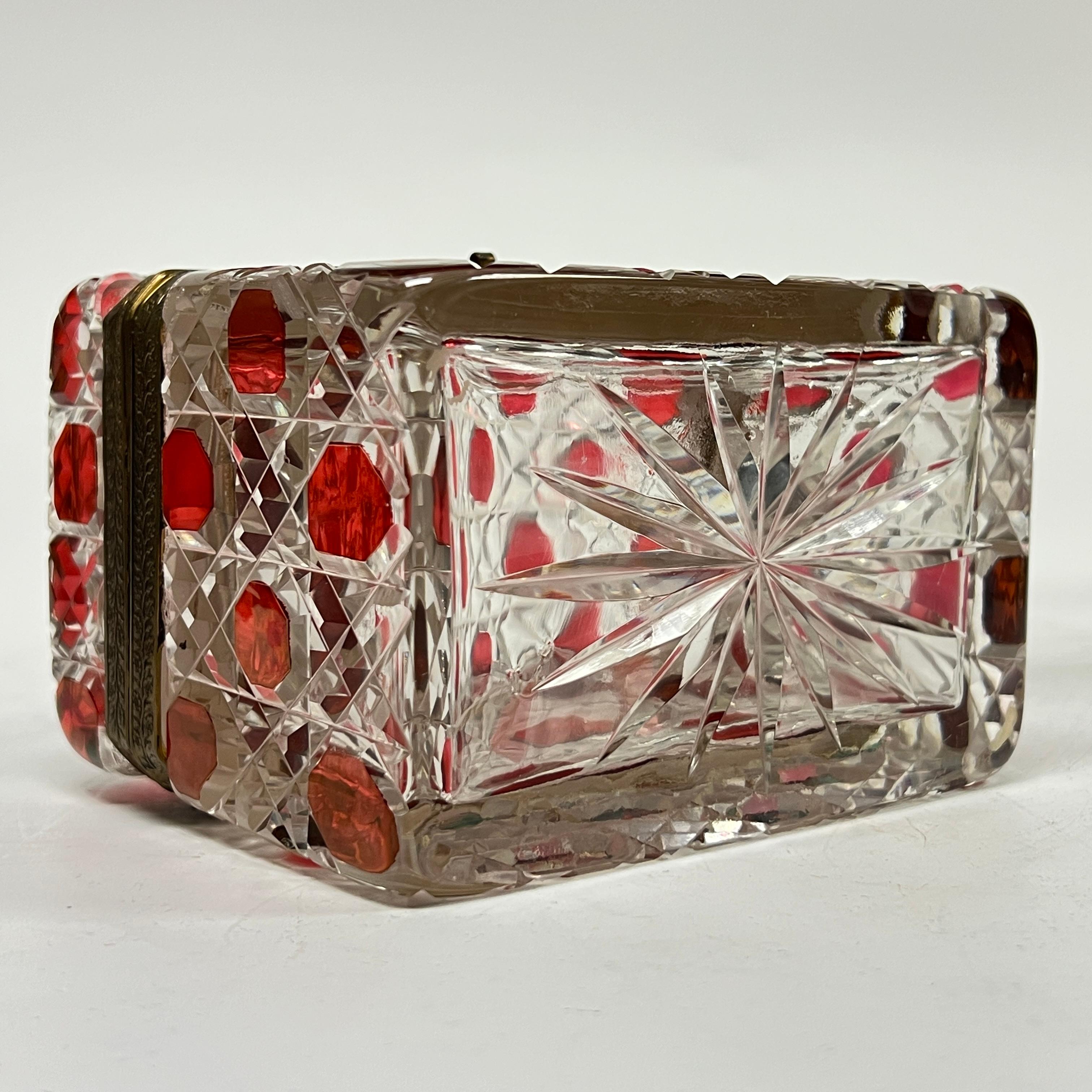 Boîte à bijoux / coffret ancien du 19ème siècle en verre taillé rouge rubis flashé en vente 2