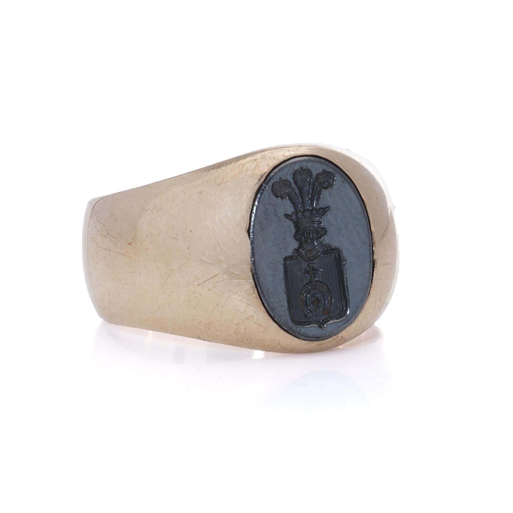 Antique 19th-Century Russian 14kt Gold Signet Ring with Lubich Clan In Good Condition For Sale In Braintree, GB