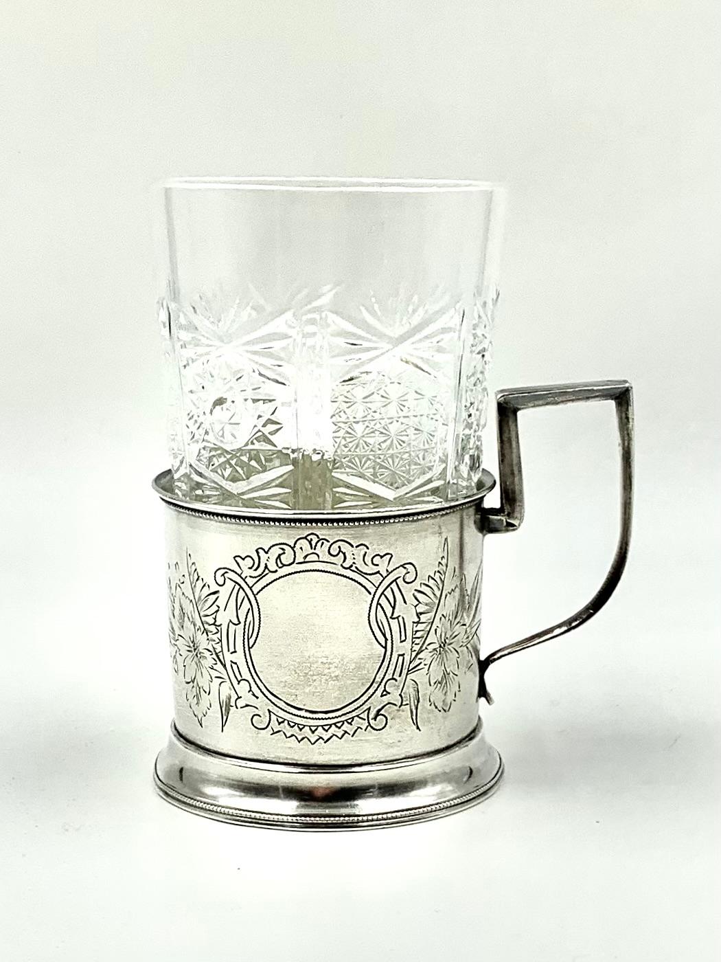 Ancien porte-verre à thé en cristal et argent russe du 19e siècle
Marque de fabrique : Cyrillique EB
De forme classique, avec un travail d'orfèvrerie fin et élégant le long de la bordure supérieure, avec un cartouche central central magnifiquement
