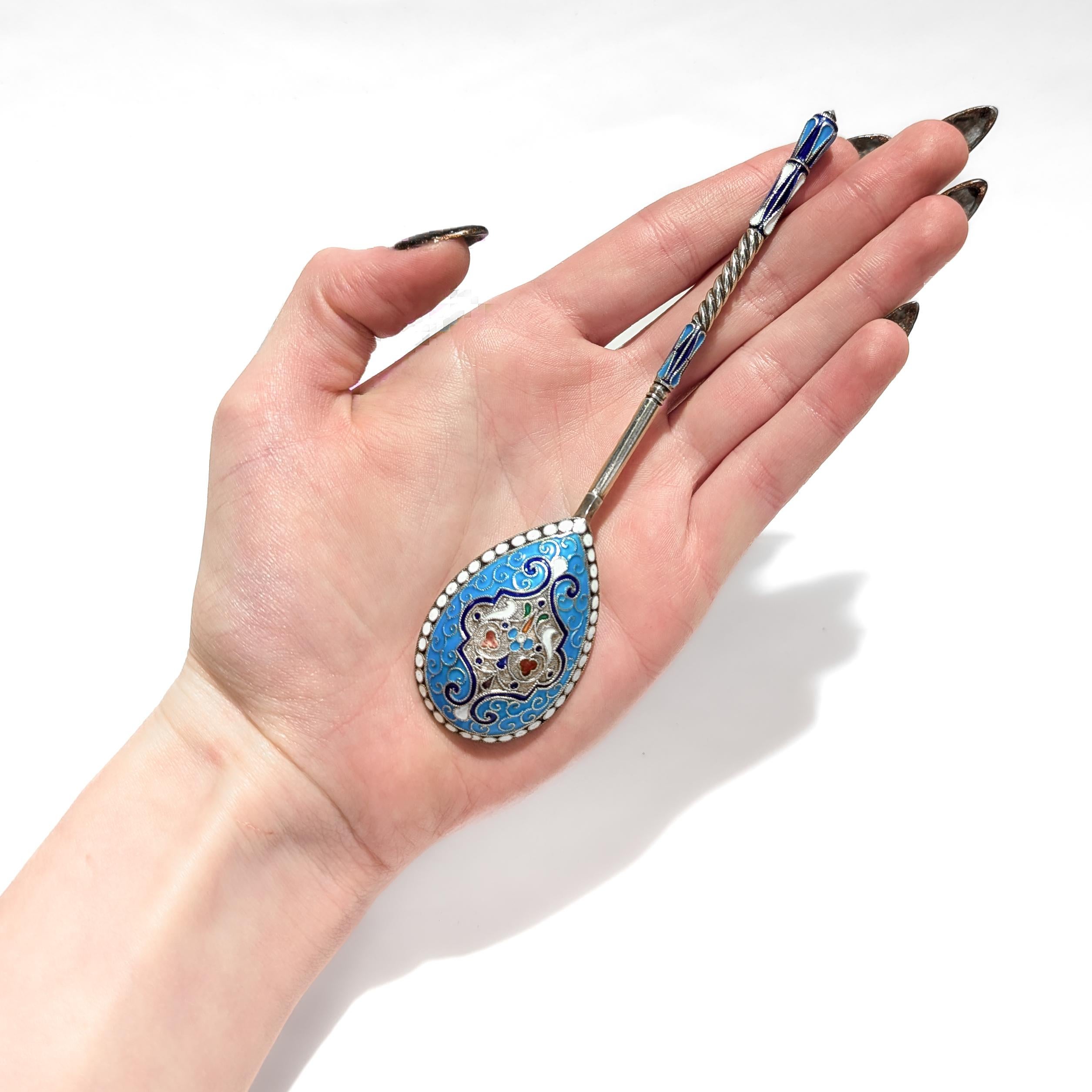 Une très belle cuillère à thé ou à kvosh russe ancienne.

En 84 zolotnik d'argent.

Décoration en émail cloisonné polychrome au recto et au verso.

Le poinçon est apposé sur le manche de la cuillère.

Tout simplement une merveilleuse pièce