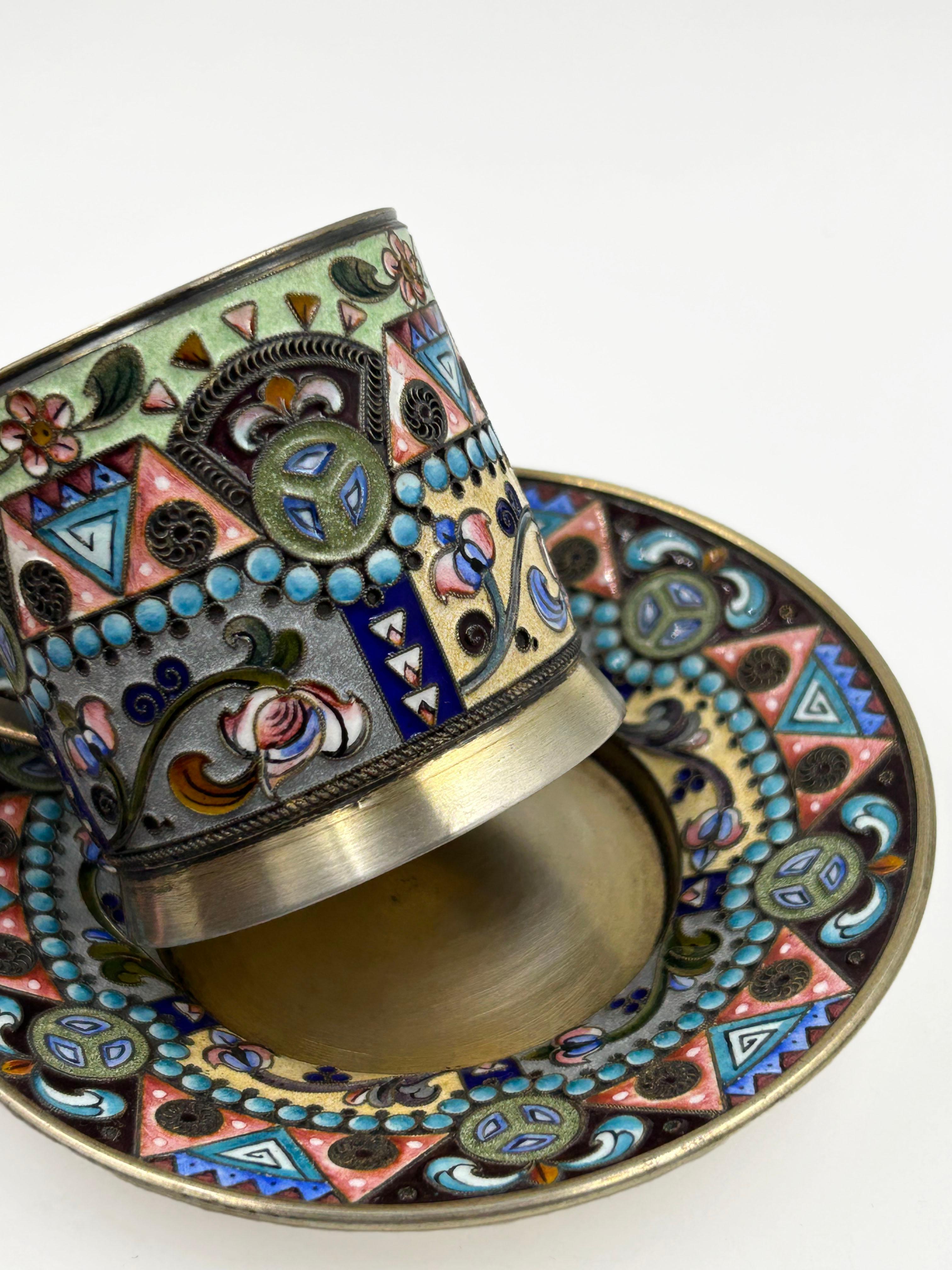 Ancienne coupe russe en argent et émail du 19e siècle
Il s'agit d'une magnifique coupe russe ancienne en argent et en émail, dont le design reflète l'essor de l'orfèvrerie en Russie à la fin du XIXe siècle et au début du XXe siècle, sous les règnes