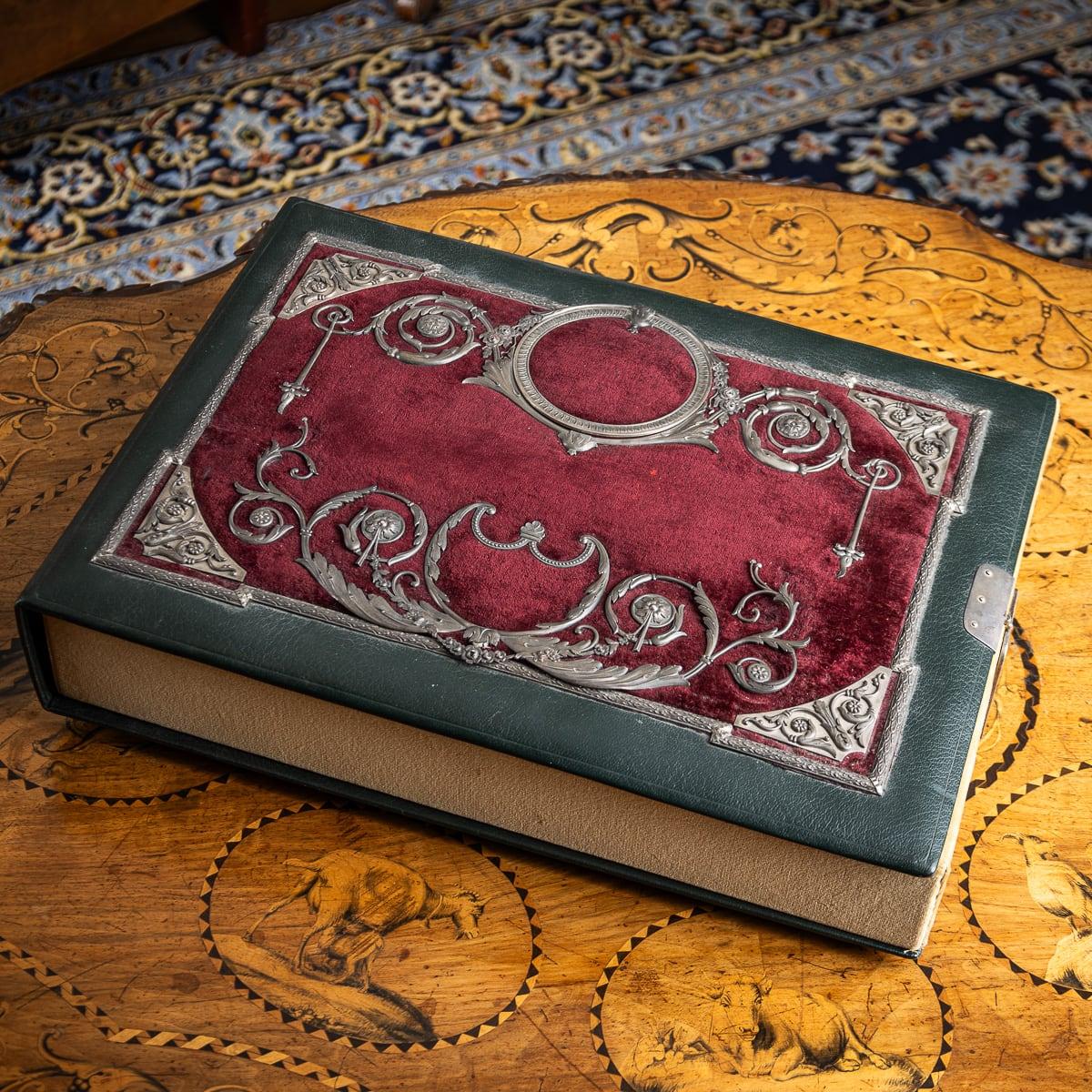 Antica copertina per libri in argento massiccio russo del XIX secolo, con velluto e pelle. La parte anteriore è decorata con velluto bordeaux e intricate decorazioni in argento, tra cui un bordo fogliare, foglie d'acanto e rose Tudor. Un lato della