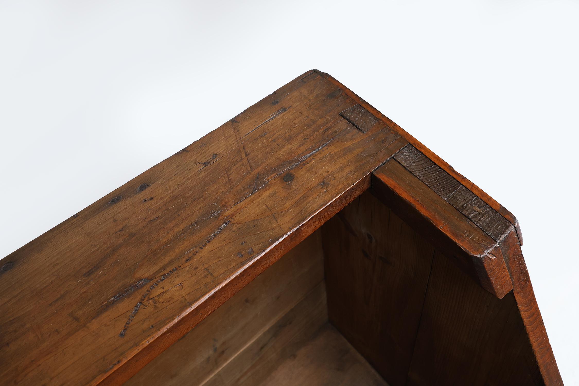 Antique French del XIX secolo, rustico abbeveratoio / contenitore alternativo in pino In condizioni buone in vendita a Meulebeke, BE