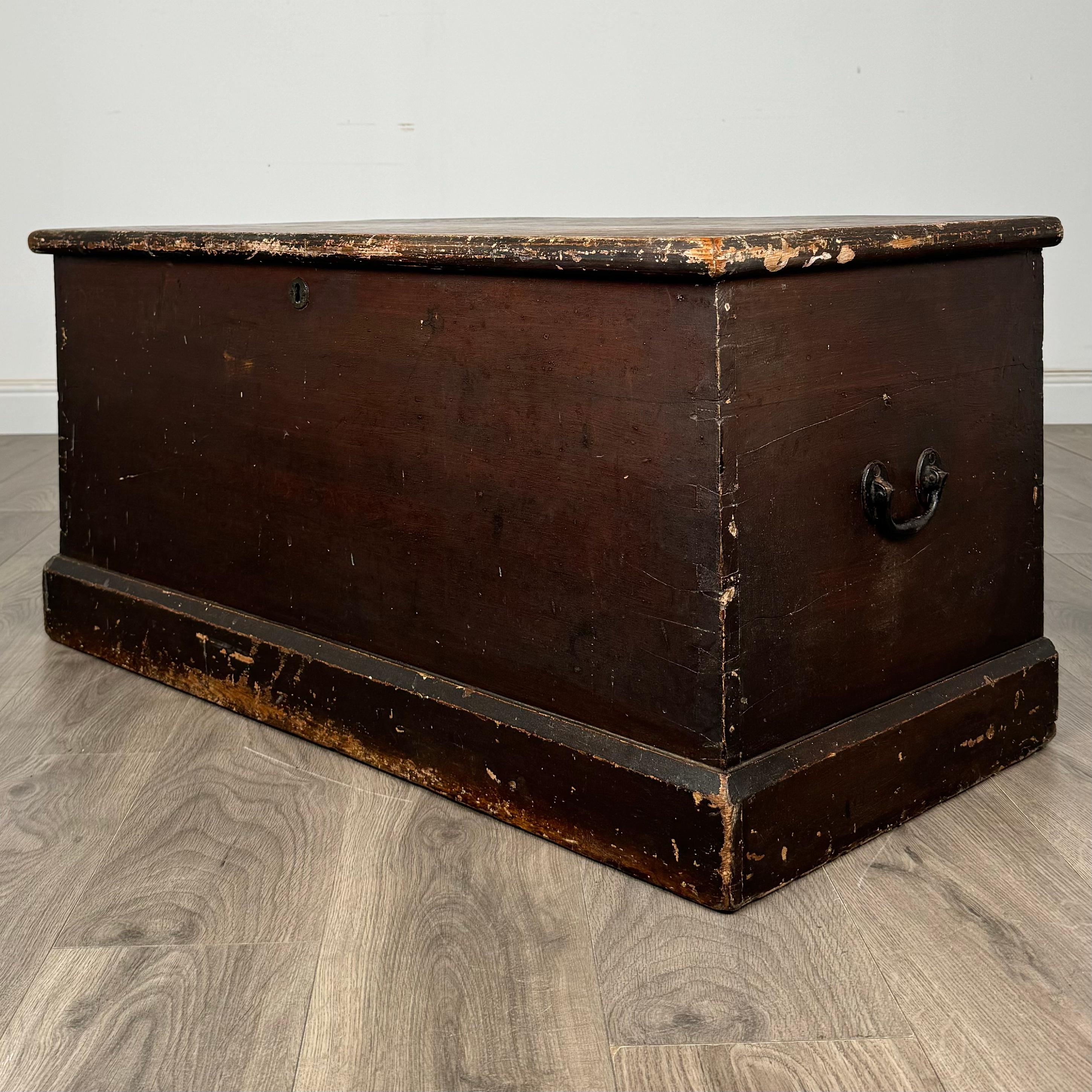 British Antique 19th Century Rustic Painted Pine Blanket Box ( REF AF-3503 ) For Sale