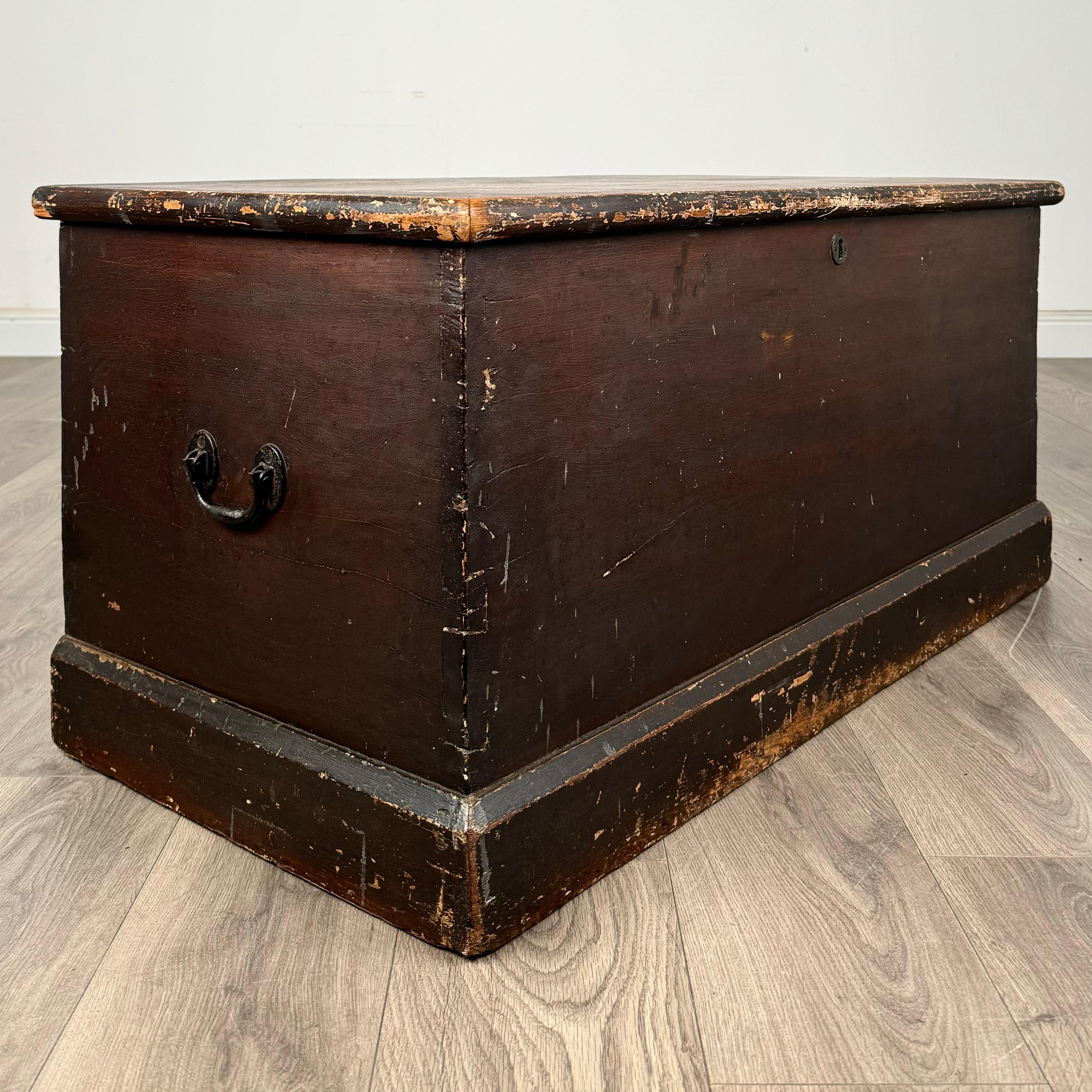 Antique 19th Century Rustic Painted Pine Blanket Box ( REF AF-3503 ) For Sale 5