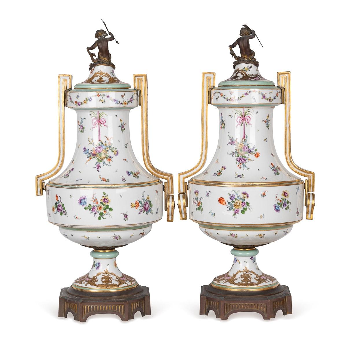 Autre Vases anciens du 19ème siècle montés en porcelaine de Samson et bronze doré avec couvercle vers 1870 en vente