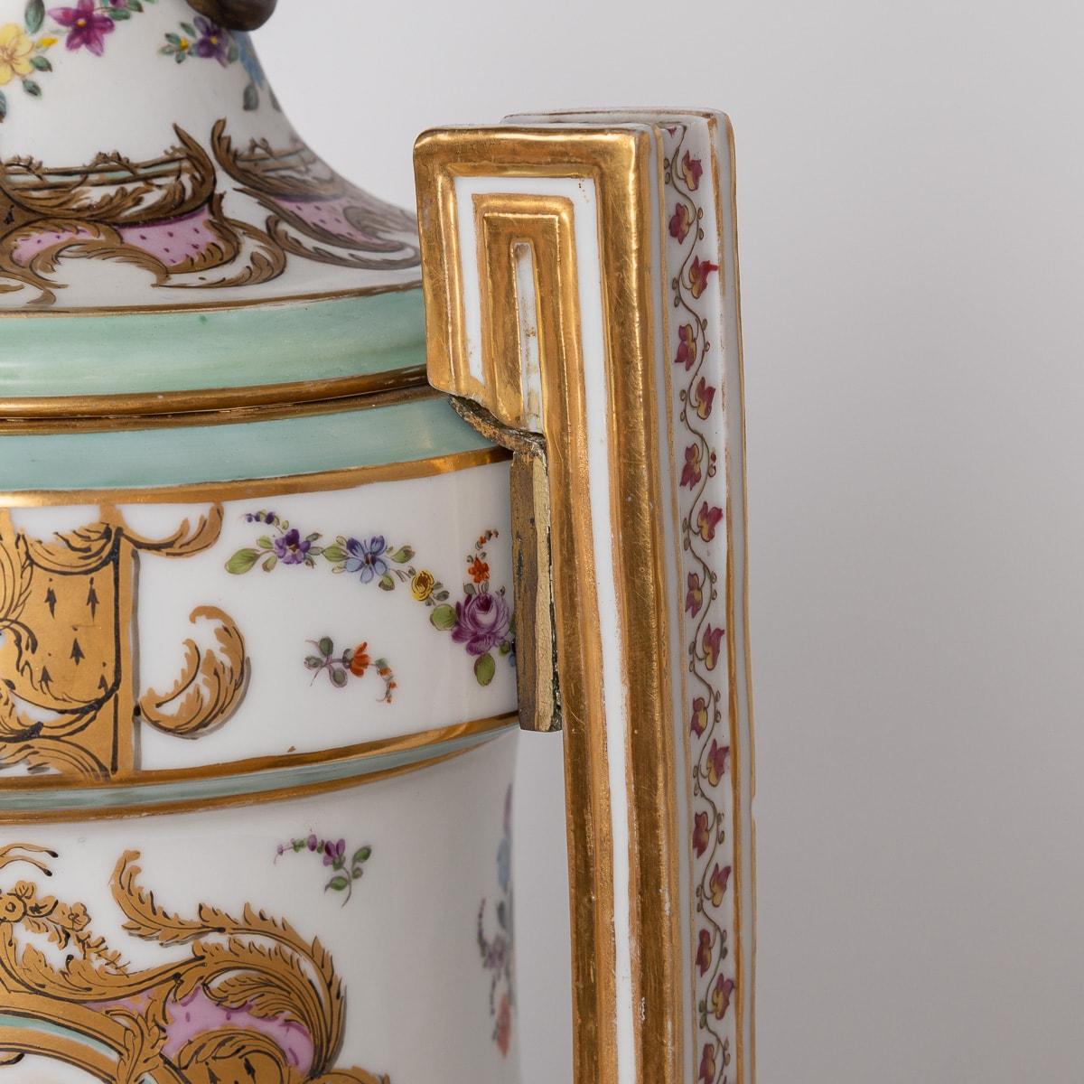 Porcelaine Vases anciens du 19ème siècle montés en porcelaine de Samson et bronze doré avec couvercle vers 1870 en vente