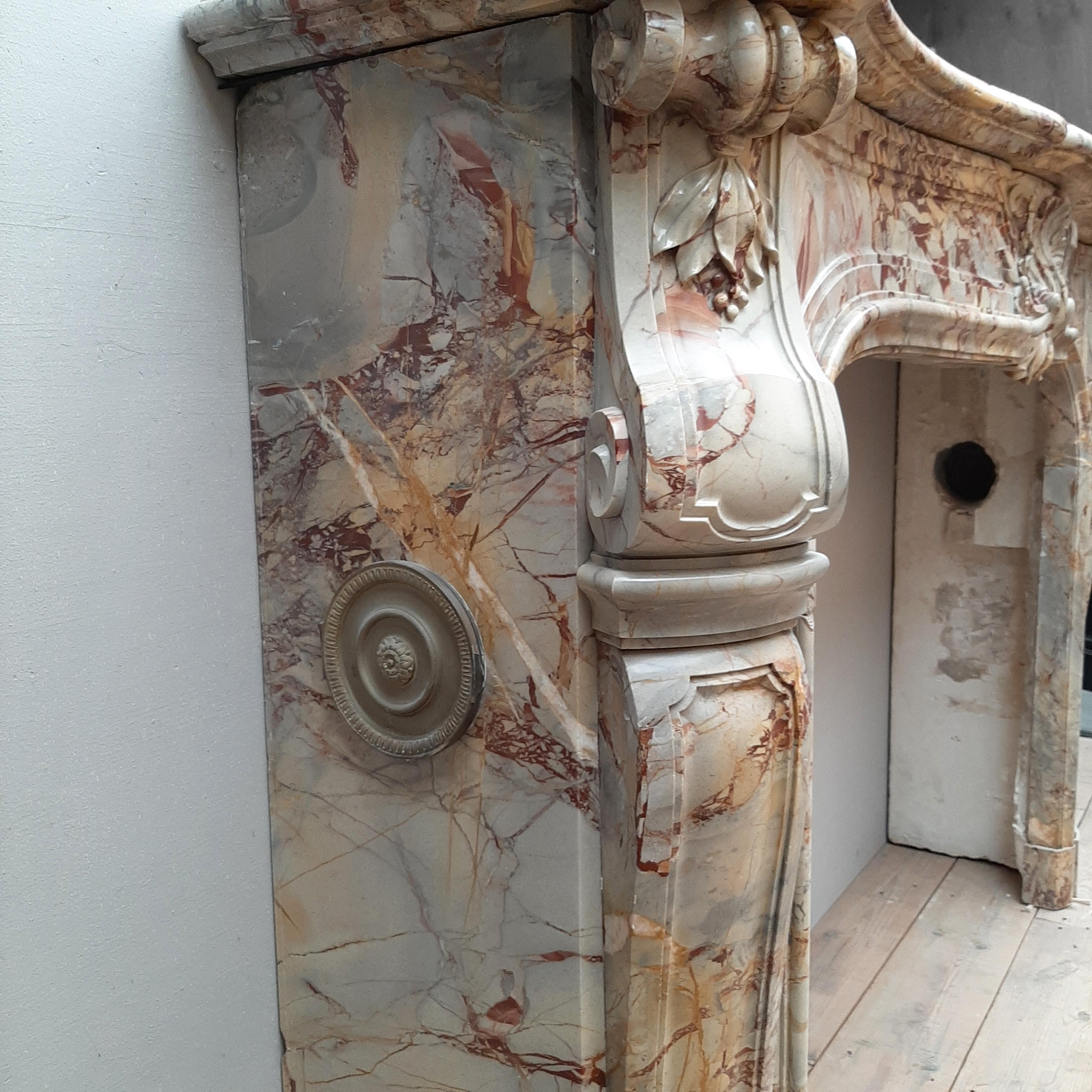 Cheminée ancienne du 19ème siècle en marbre Sarrancolin Louis XIV Trois Coquilles 3