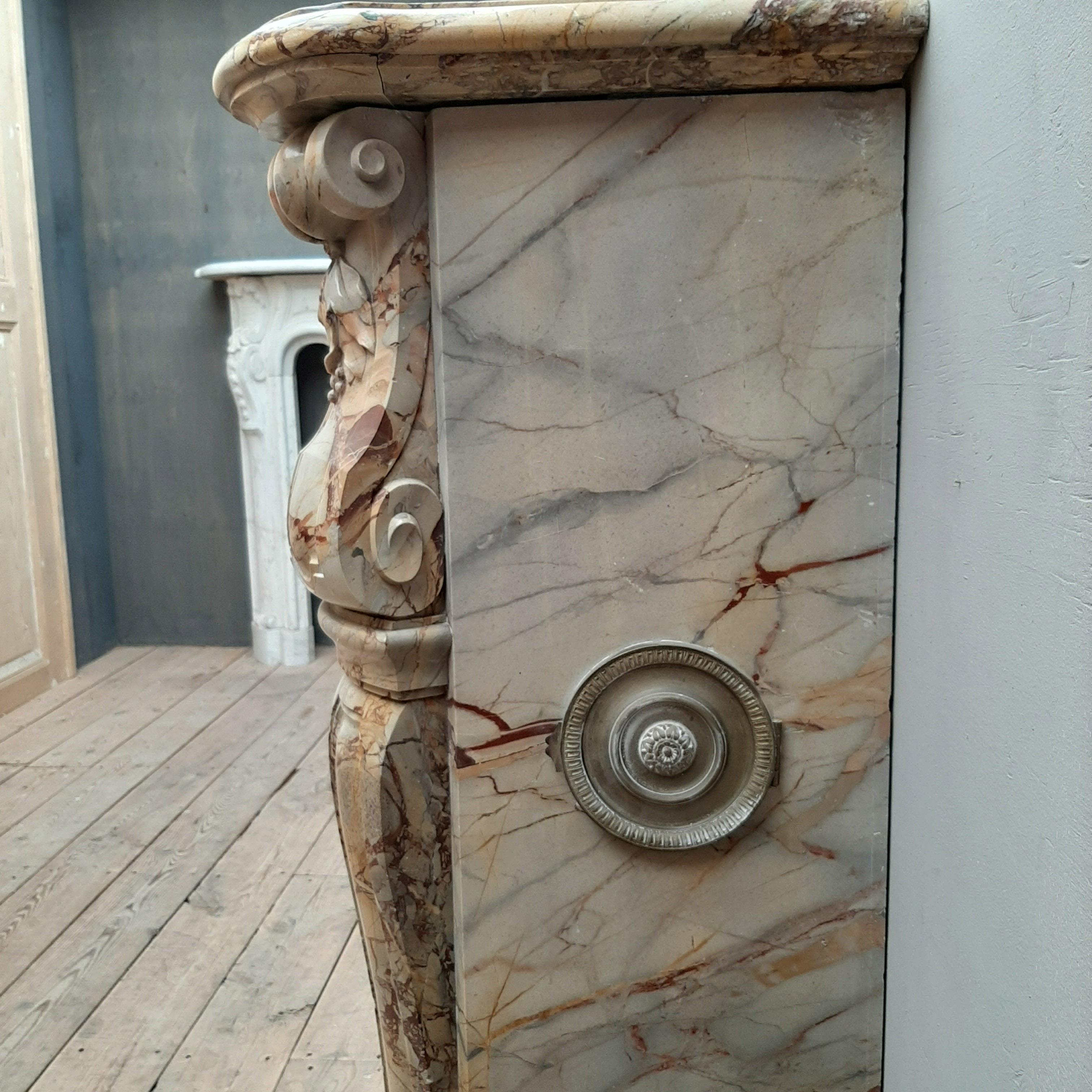 Français Cheminée ancienne du 19ème siècle en marbre Sarrancolin Louis XIV Trois Coquilles