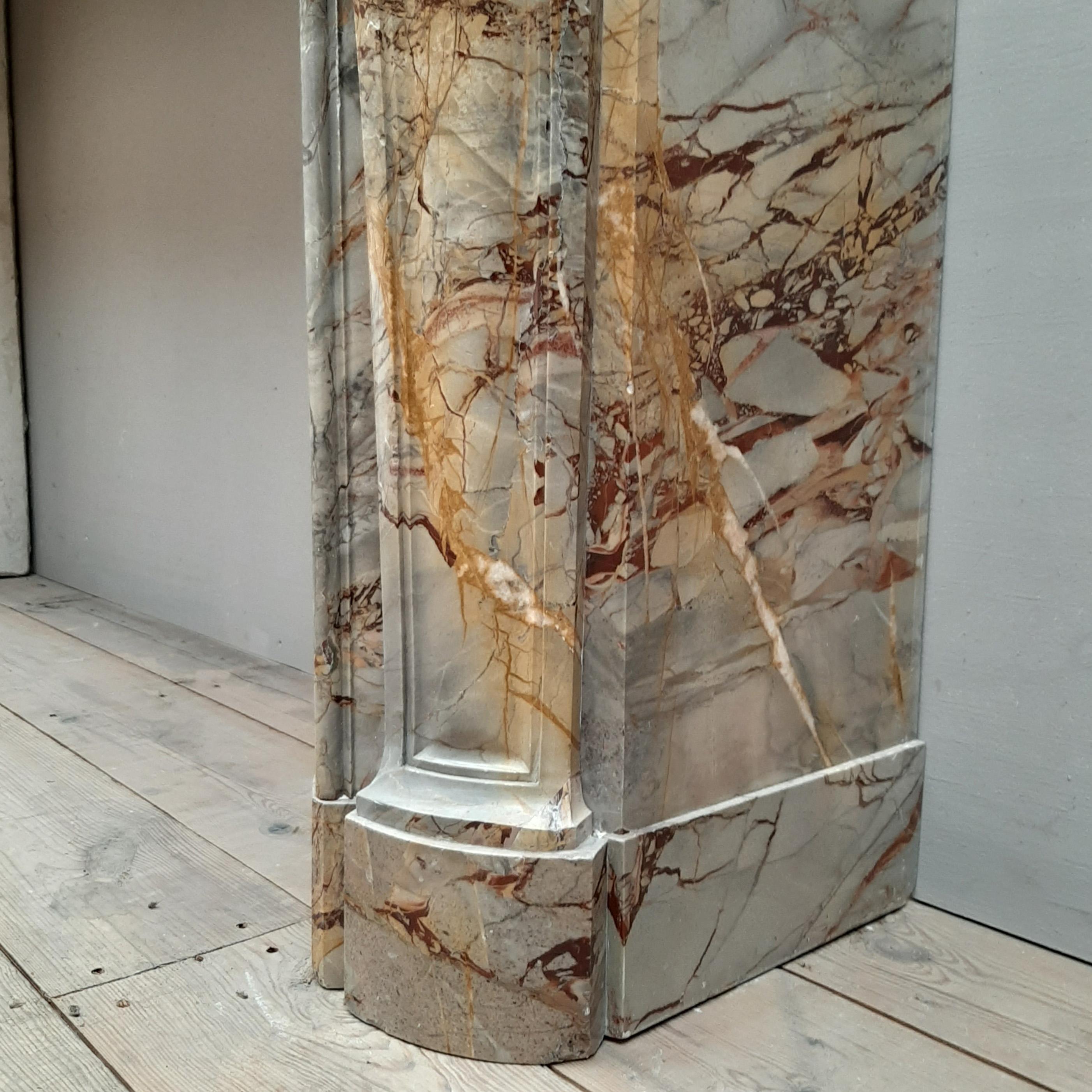 Cheminée ancienne du 19ème siècle en marbre Sarrancolin Louis XIV Trois Coquilles Bon état à Baambrugge, NL