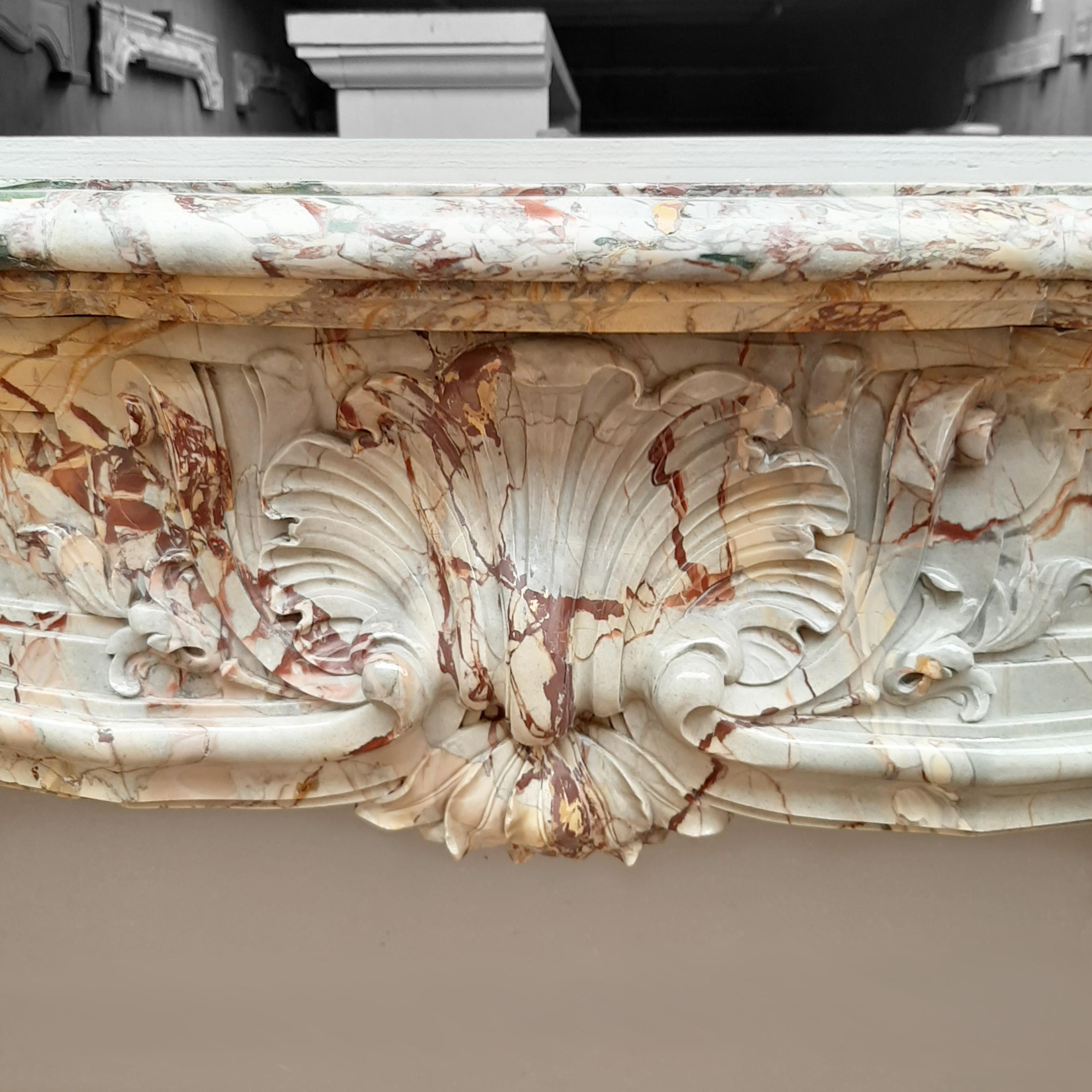 XIXe siècle Cheminée ancienne du 19ème siècle en marbre Sarrancolin Louis XIV Trois Coquilles