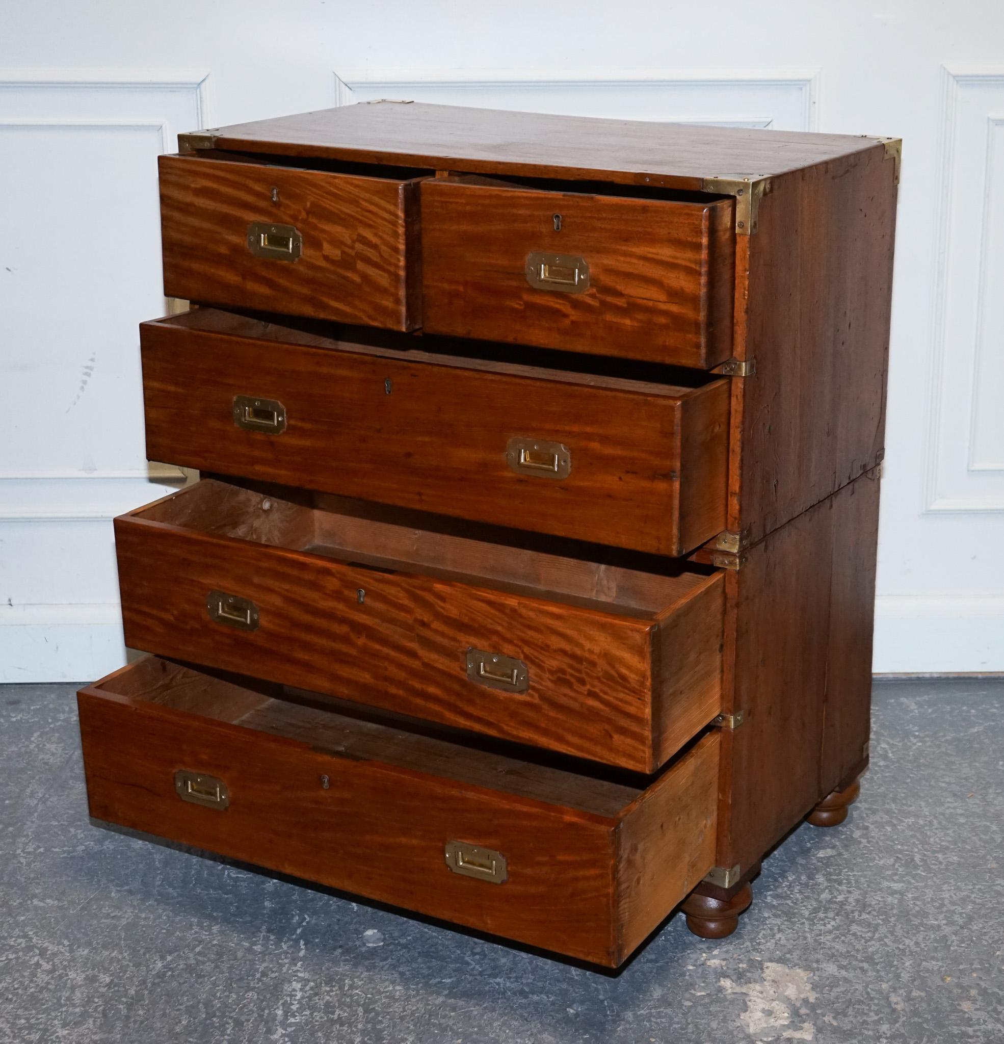 ANTIQUE 19TH CENTURY SATINWOOD MILITARY CAMPAIGN CHEST OF DRAWERS LOTS OF PATiNA In Good Condition For Sale In Pulborough, GB