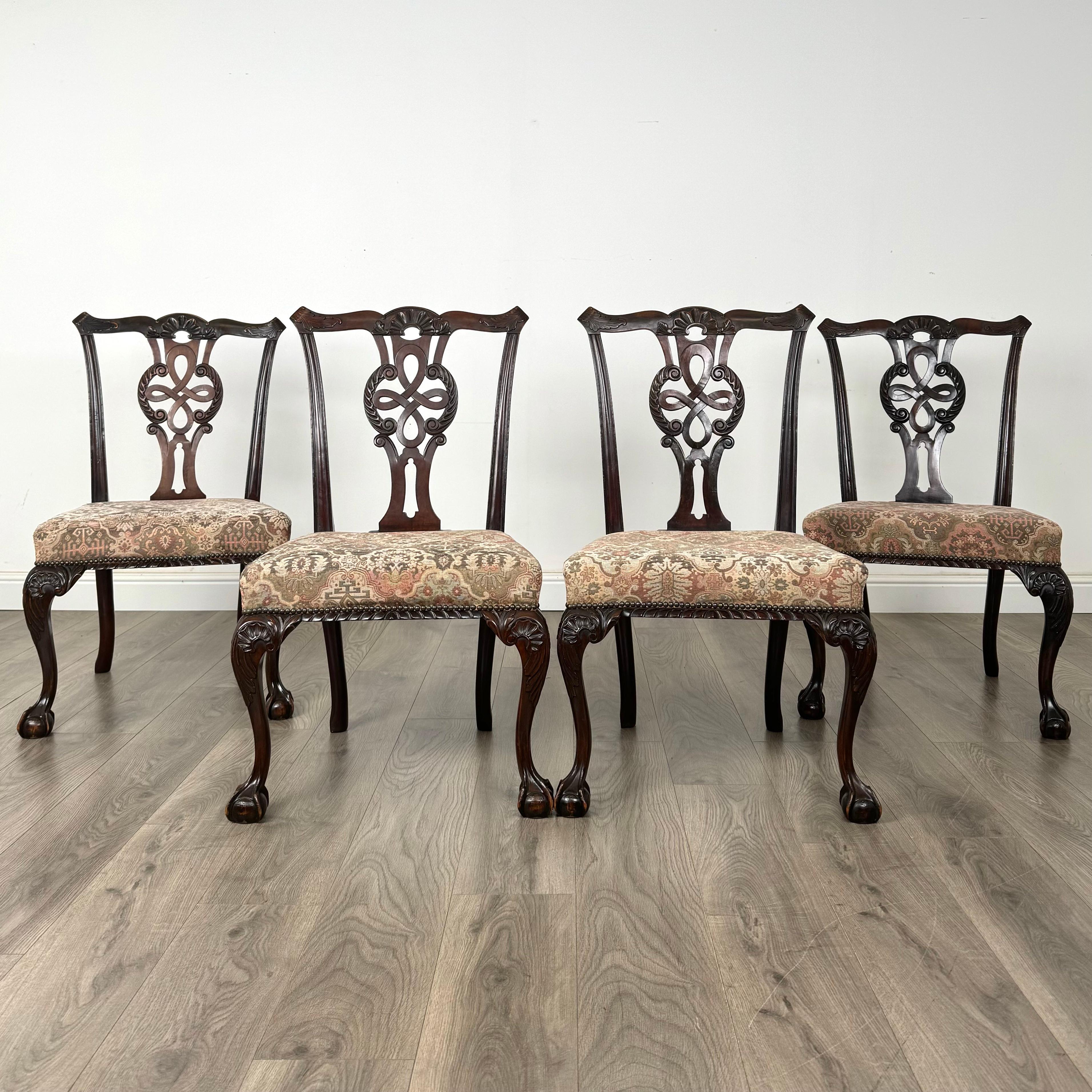 Uno squisito set di quattro sedie da pranzo in stile Chippendale del XIX secolo, realizzate con il mogano più pregiato, per mostrare l'eleganza e la qualità sinonimo di questo design senza tempo. Queste sedie sono in condizioni eccellenti e