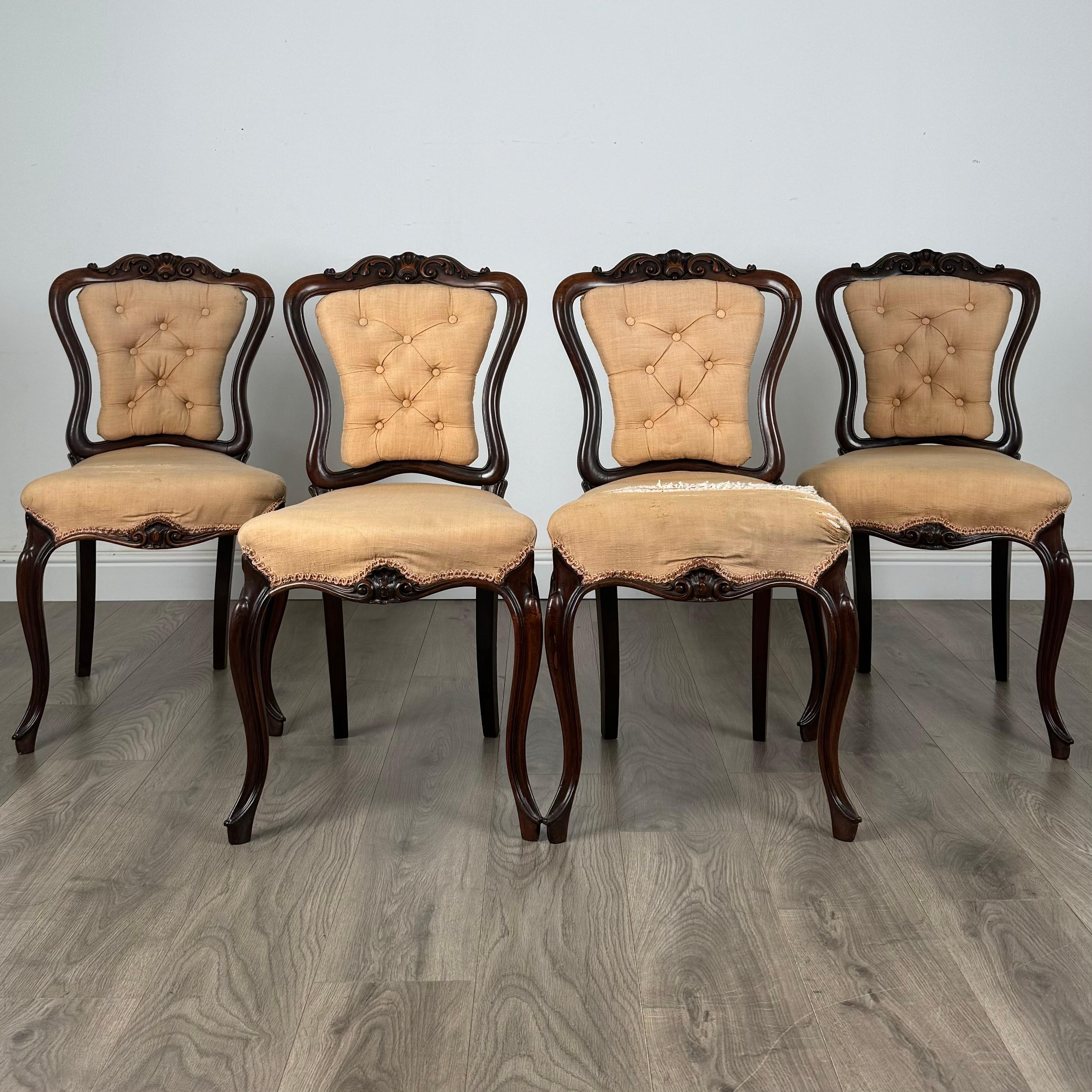Superbe ensemble de 4 chaises de salle à manger victoriennes du 19e siècle, fabriquées en acajou. Ces chaises sont de très bonne qualité, avec des châssis solides et sans mouvement, ce qui garantit une durabilité et une stabilité à long terme. 

Les