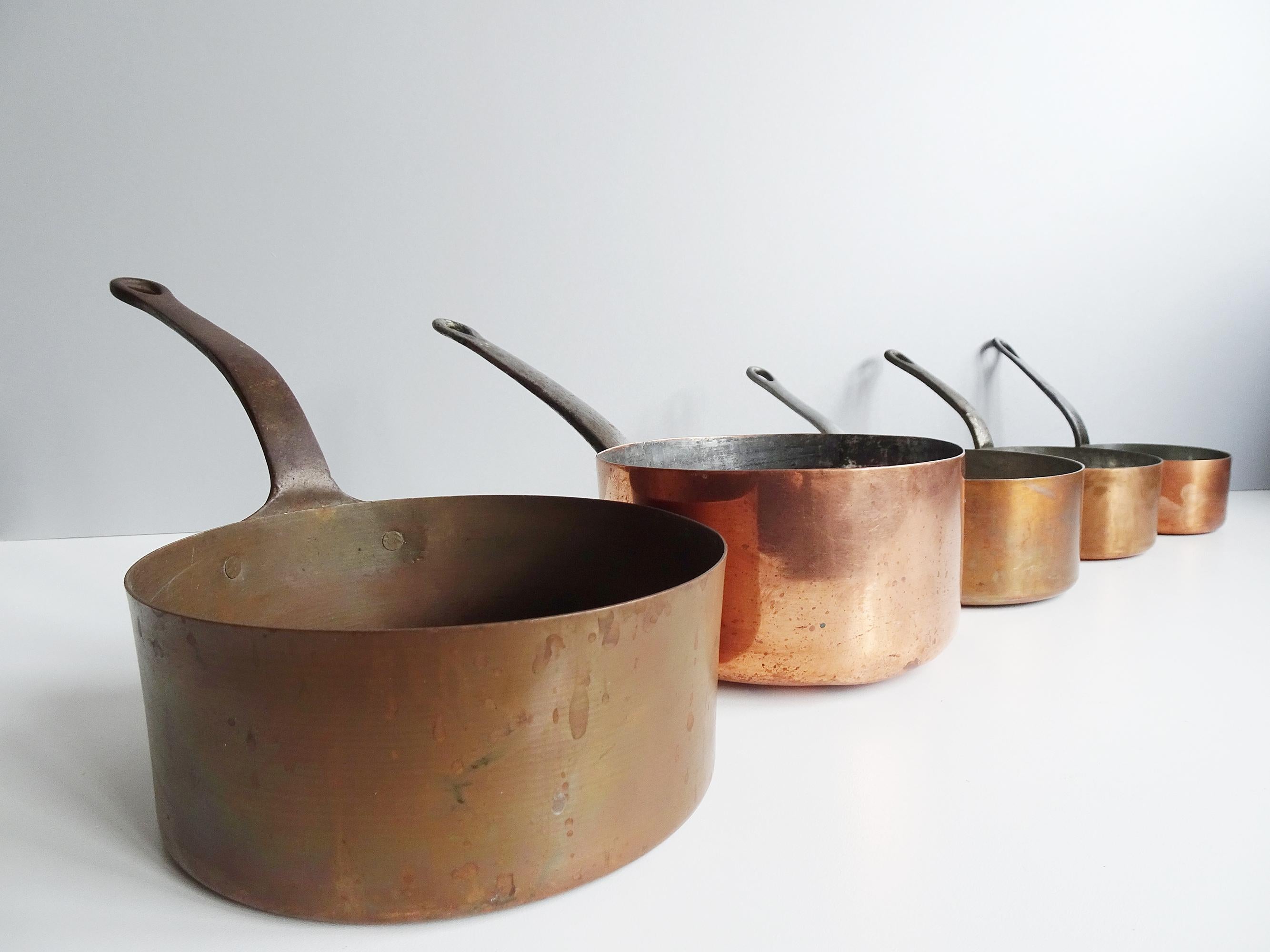 Antique 19th Century Set of Five French Copper Pots, France In Distressed Condition In Saarbruecken, DE