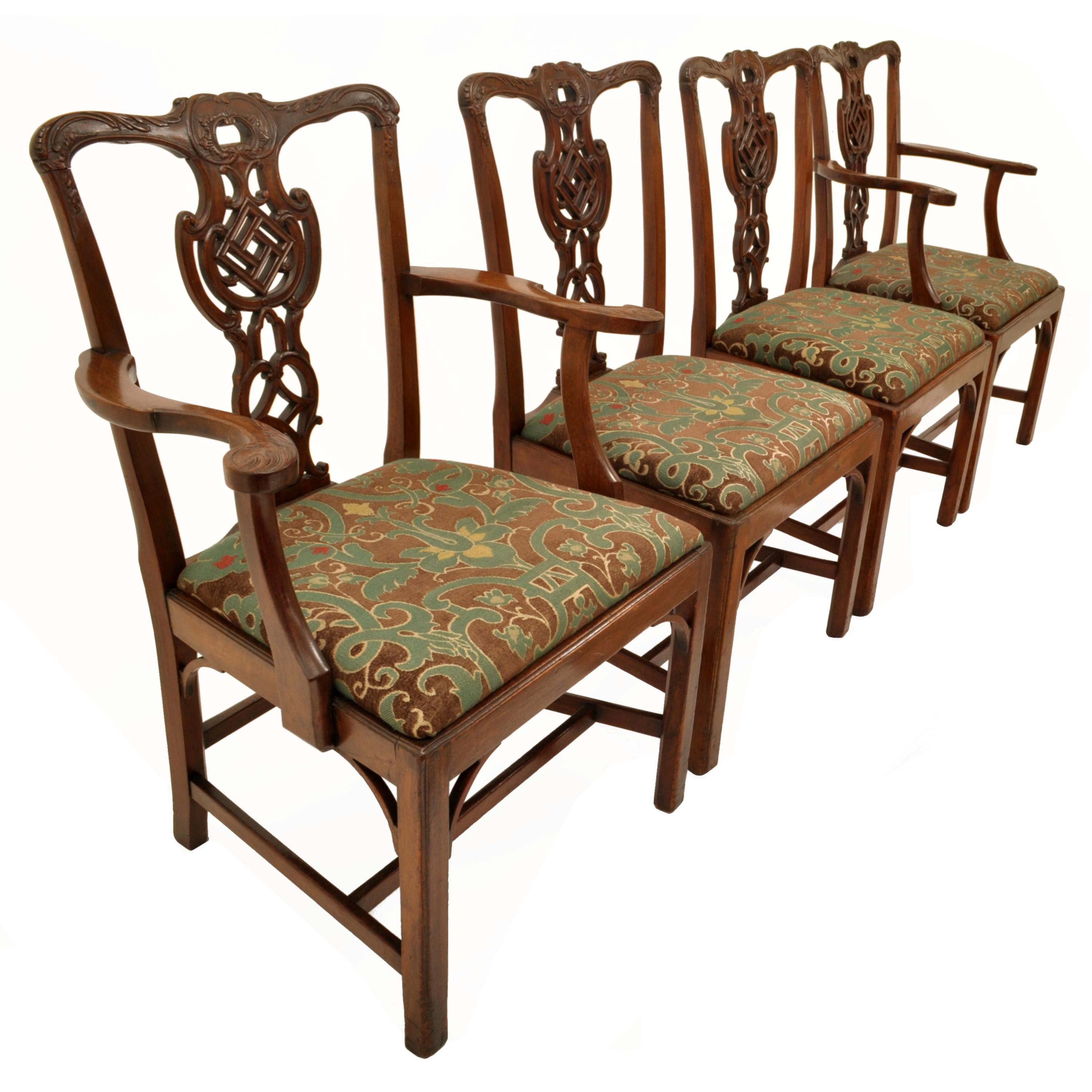 Un buon set di quattro sedie antiche Chippendale Revival in mogano intagliato, circa 1890.
Le sedie sono finemente intagliate in mogano massiccio di alta qualità, con schienale e braccioli intagliati con foglie d'acanto, mentre gli schienali