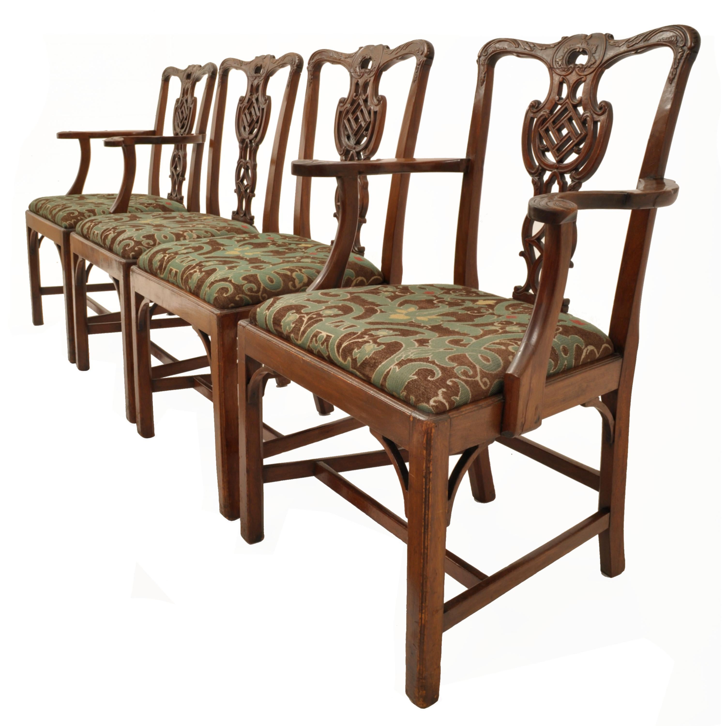 Antiker Satz von vier geschnitzten Chippendale-Esszimmerstühlen aus Mahagoni aus dem 19. Jahrhundert, 1890 (Englisch) im Angebot