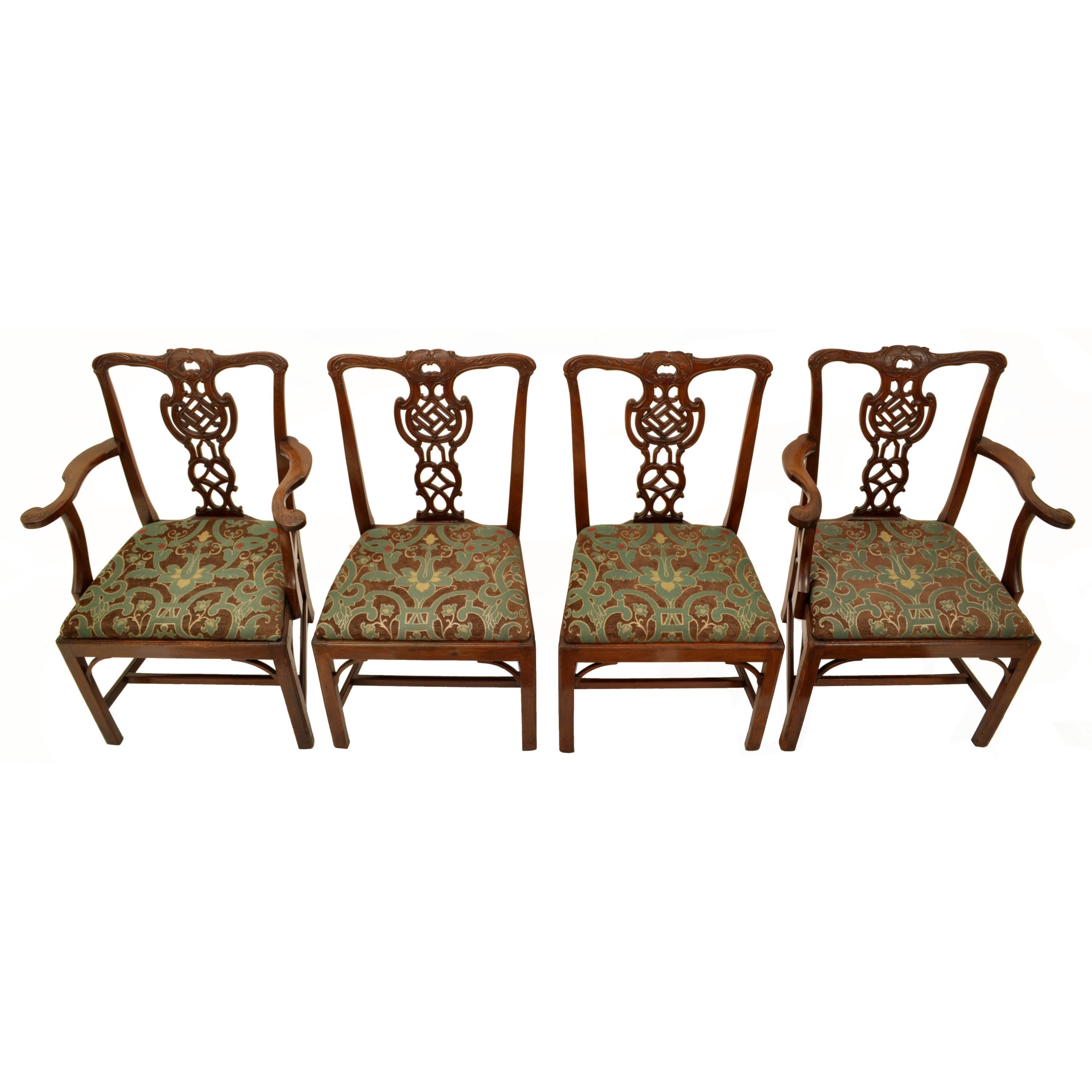 Antiker Satz von vier geschnitzten Chippendale-Esszimmerstühlen aus Mahagoni aus dem 19. Jahrhundert, 1890 (Geschnitzt) im Angebot