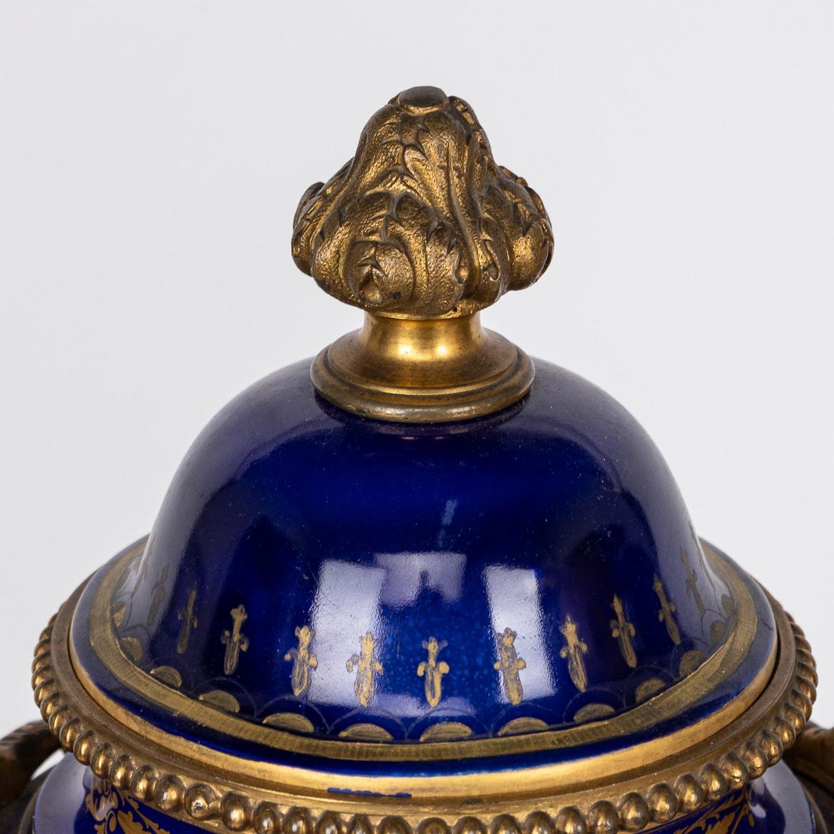 Fin du XIXe siècle A.I.C C. Vases montés en bronze doré de Sèvres du 19e siècle avec couvercles c.1870 en vente