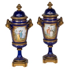 Antichi vasi montati in ormolu di Sèvres del XIX secolo con coperchi c.1870