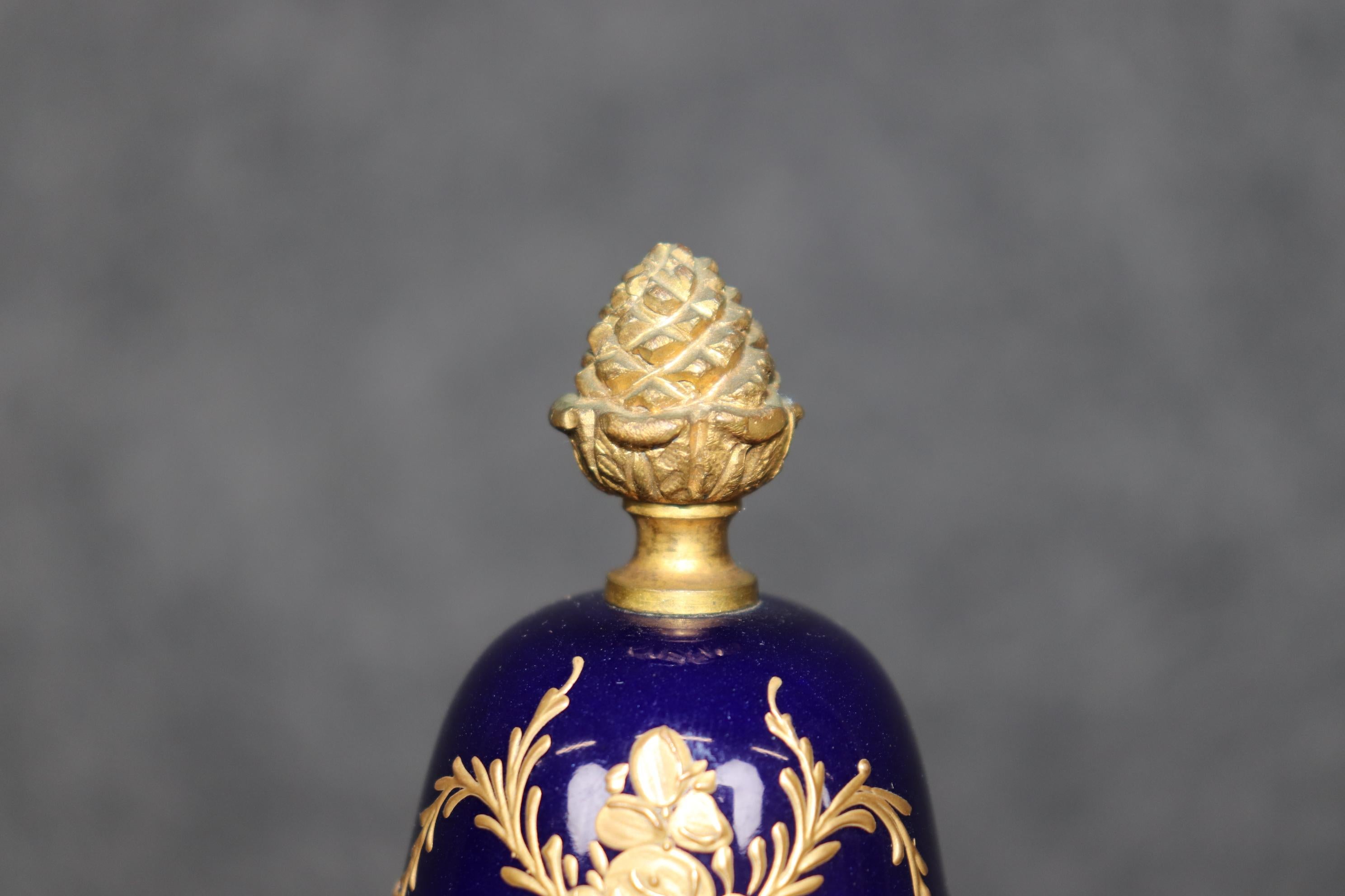 Antique 19th Century Sevres Royal Blue Porcelain Vase Made in France For Sale 6