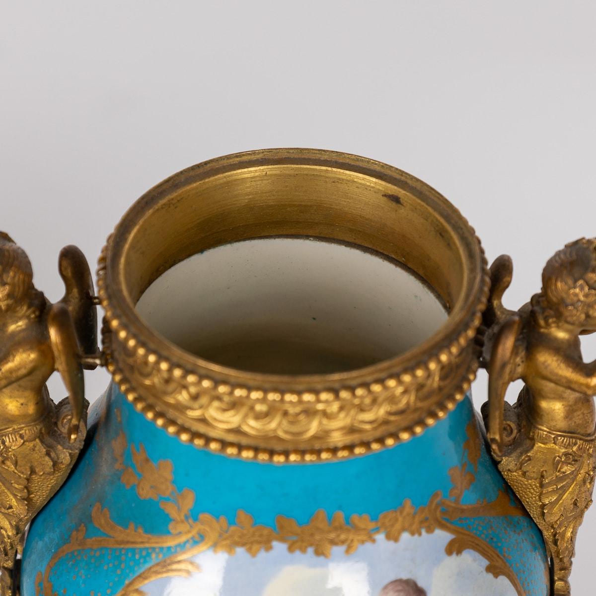 Antike Sèvres-Stil Ormolu montiert Vasen des 19. Jahrhunderts mit Deckel im Angebot 6