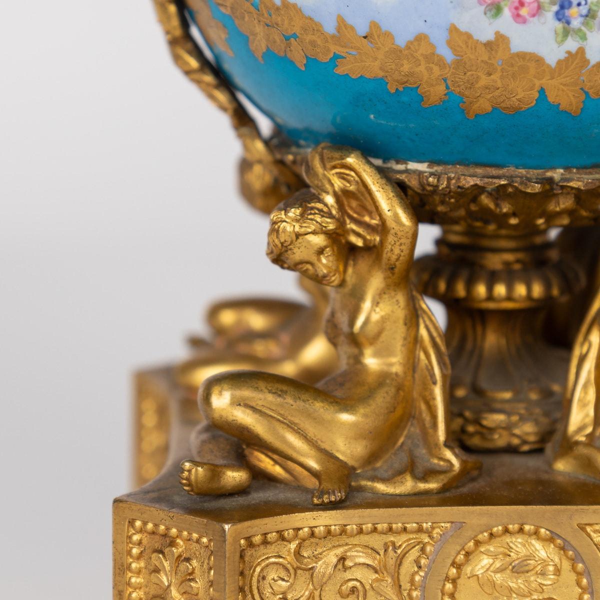 Antike Sèvres-Stil Ormolu montiert Vasen des 19. Jahrhunderts mit Deckel im Angebot 9
