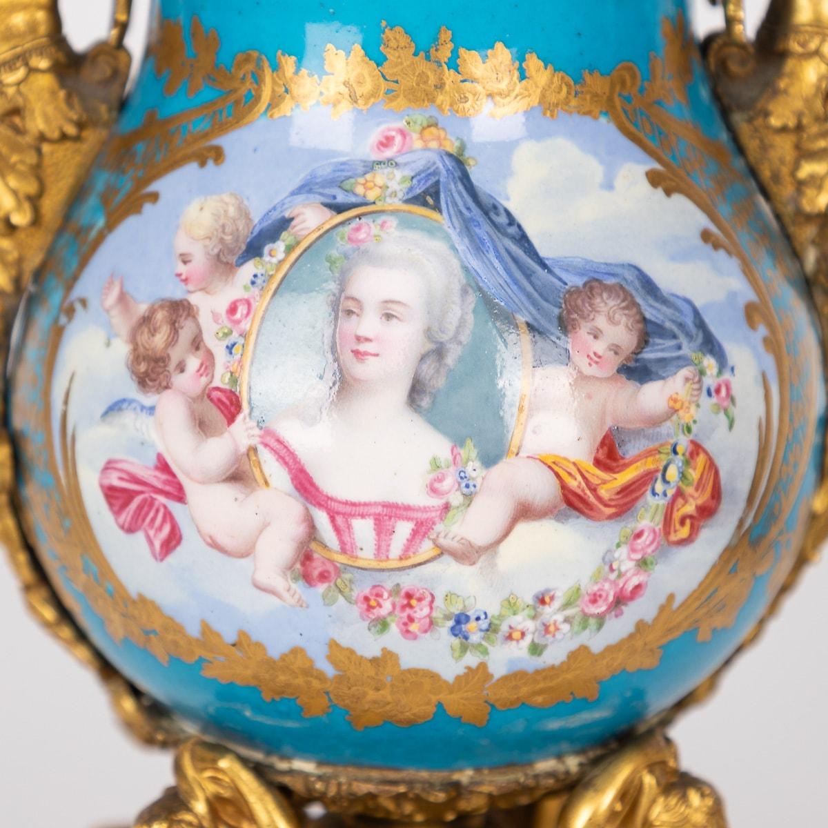 Antike Sèvres-Stil Ormolu montiert Vasen des 19. Jahrhunderts mit Deckel im Angebot 2